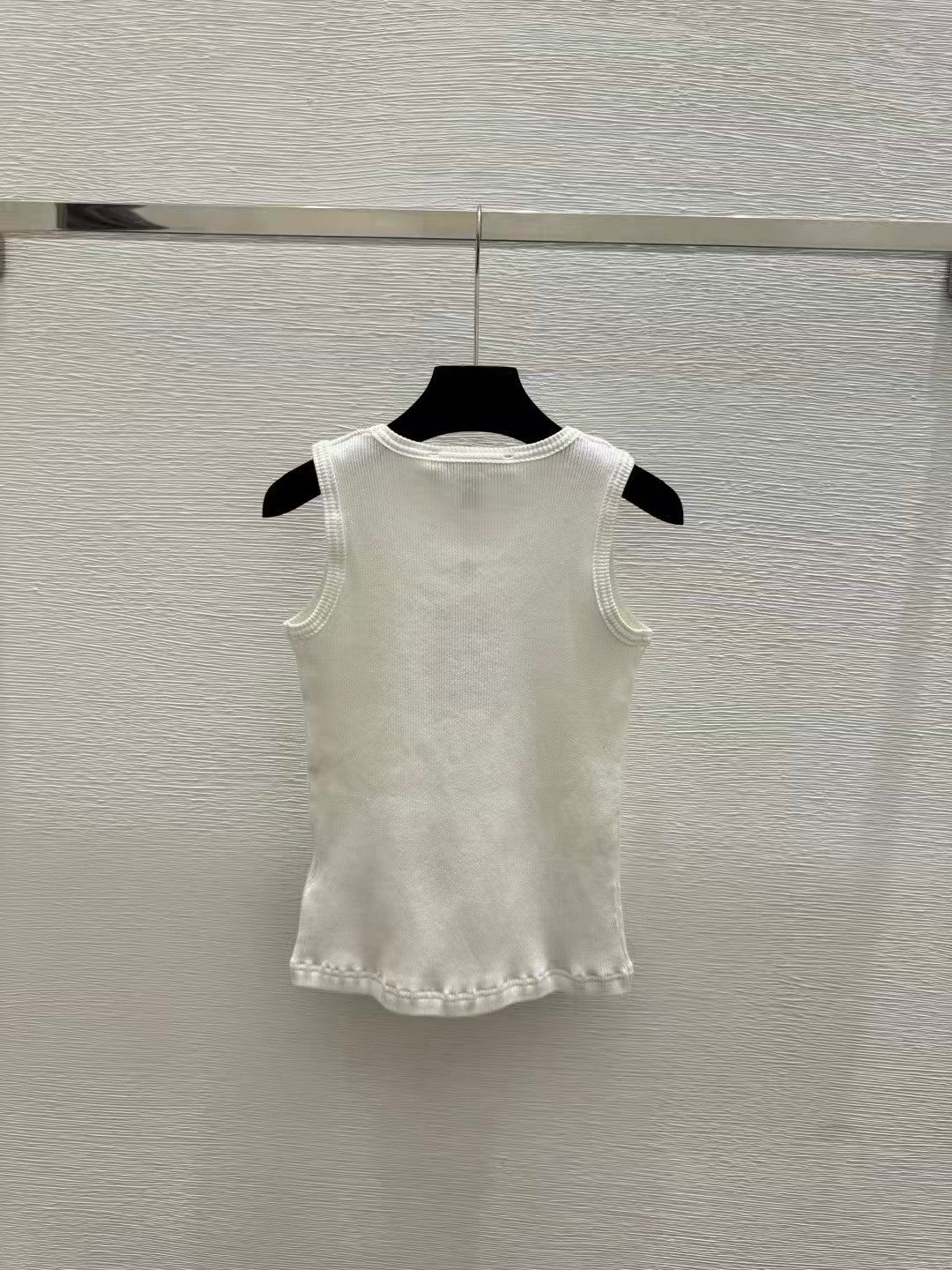 26. Solid-Color Simple Knit Vest