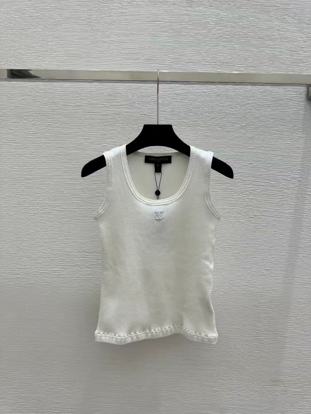 26. Solid-Color Simple Knit Vest