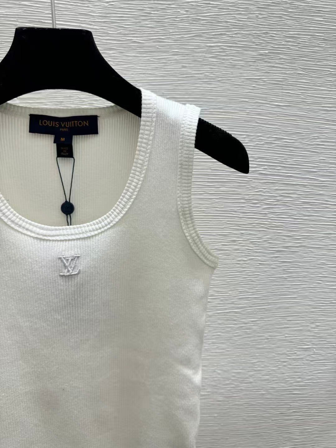 26. Solid-Color Simple Knit Vest