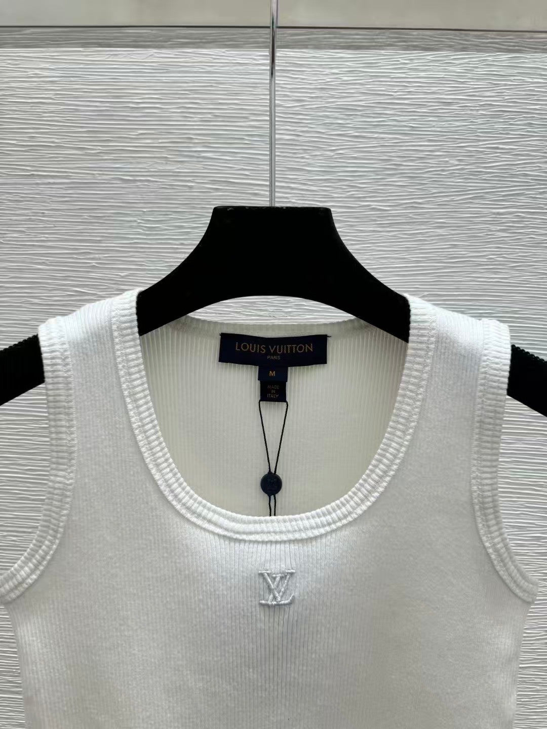 26. Solid-Color Simple Knit Vest