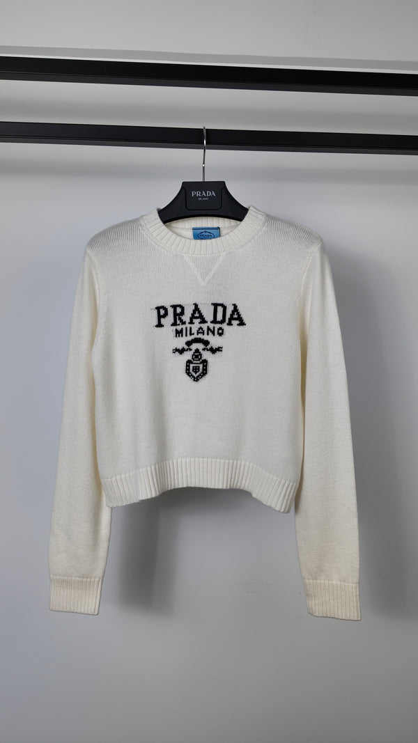 Round neck letter pattern long sleeved sweater