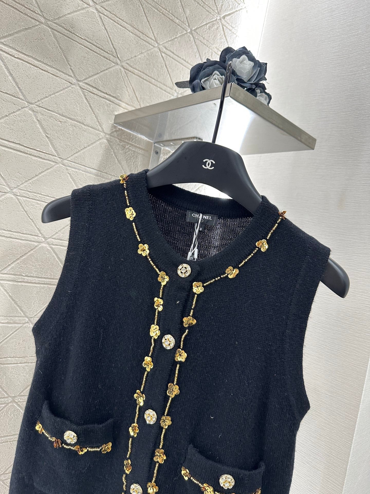 Golden flower button knitted vest
