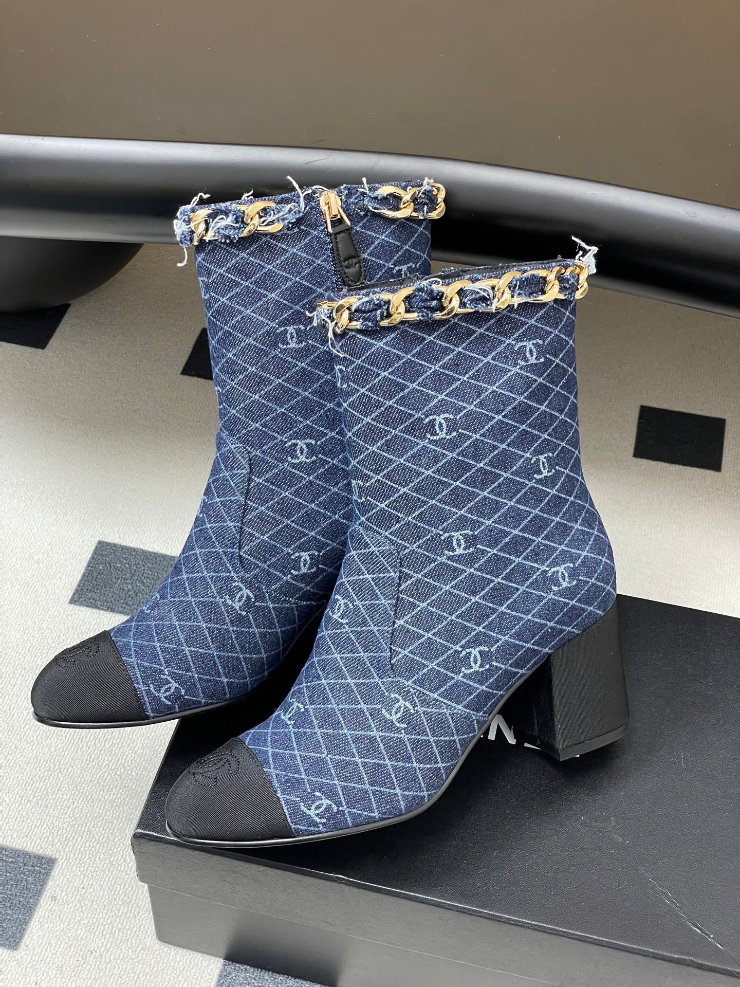 Early autumn new diamond grid chain high heels
