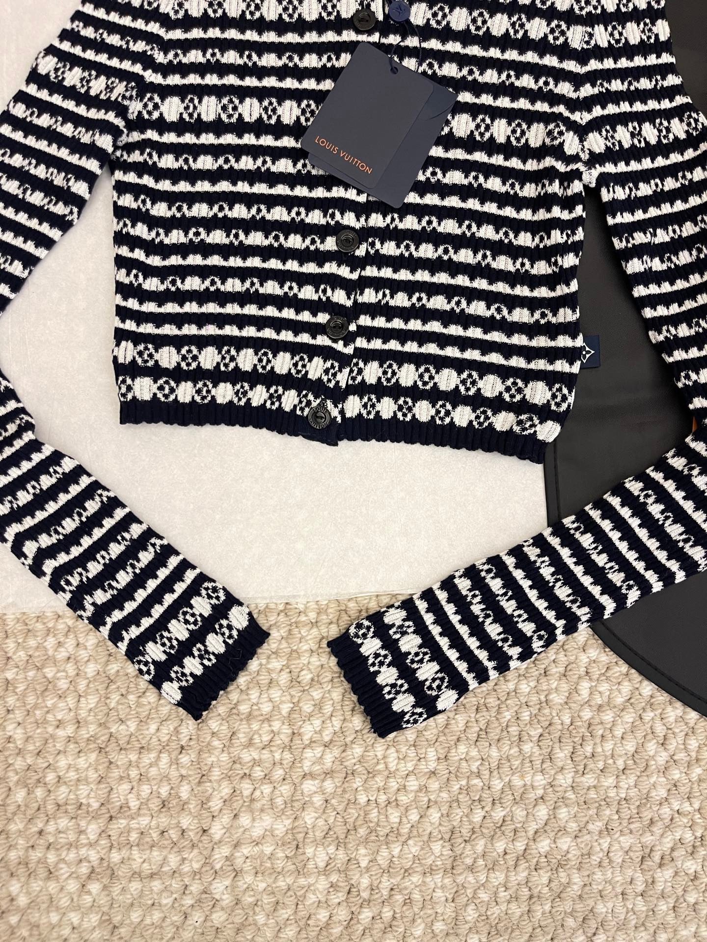 New round neck jacquard striped cardigan