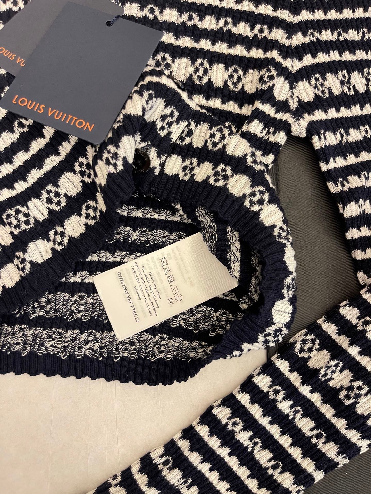 New round neck jacquard striped cardigan