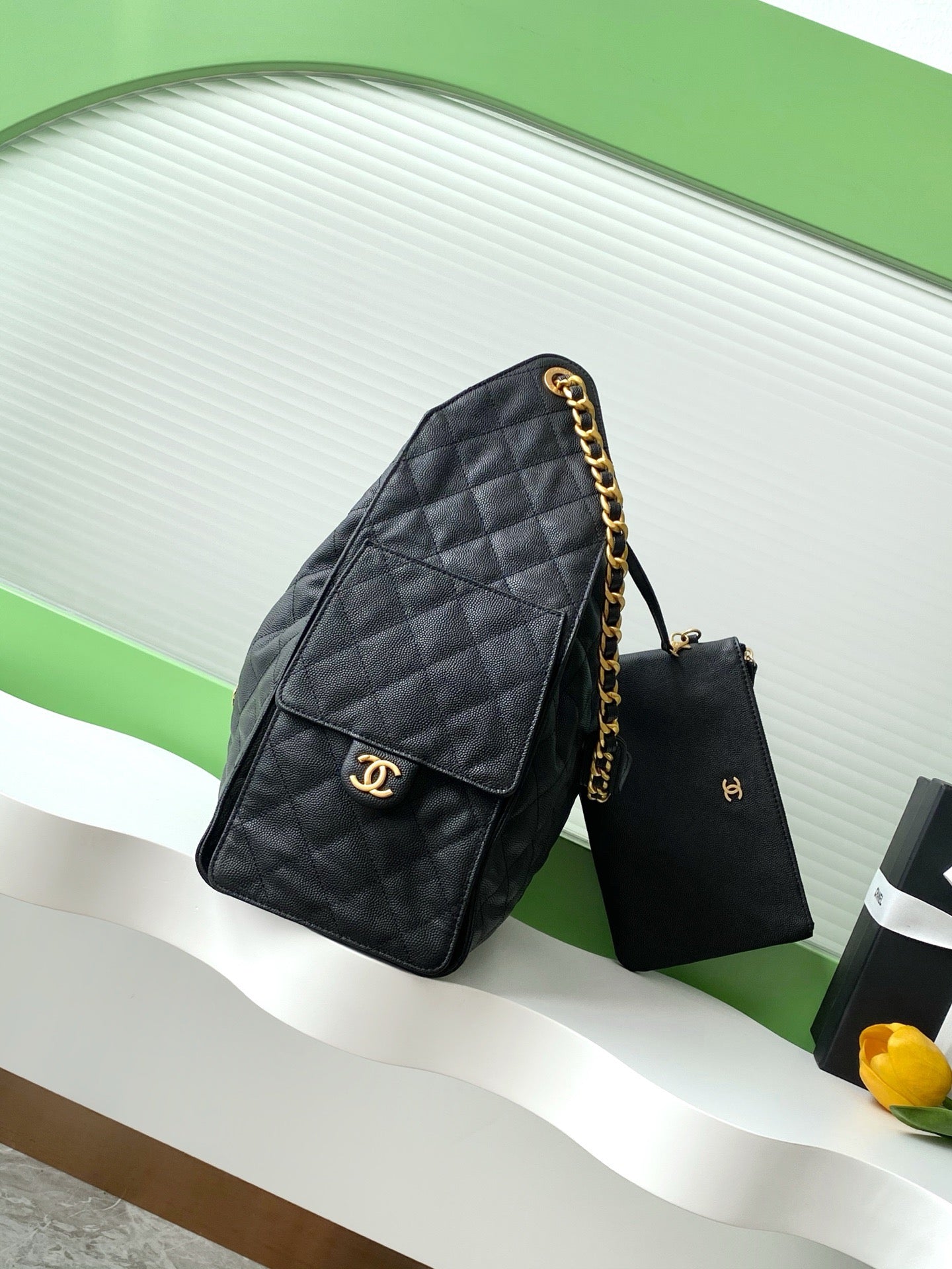 25 classic practical large capacity diamond grid handbag