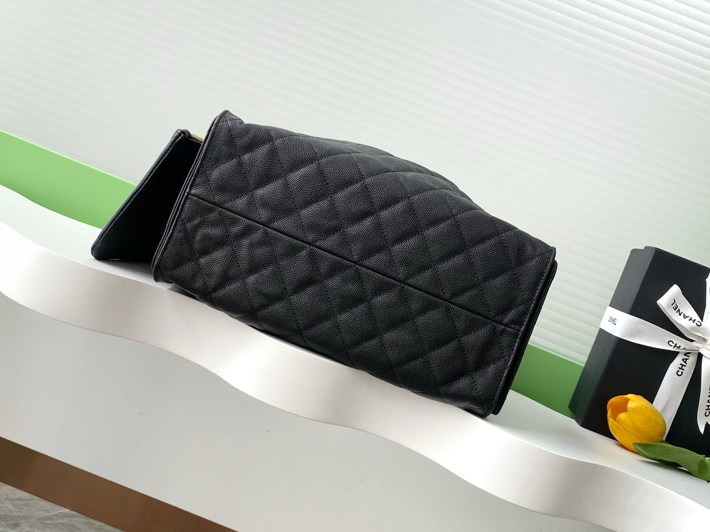 25 classic practical large capacity diamond grid handbag