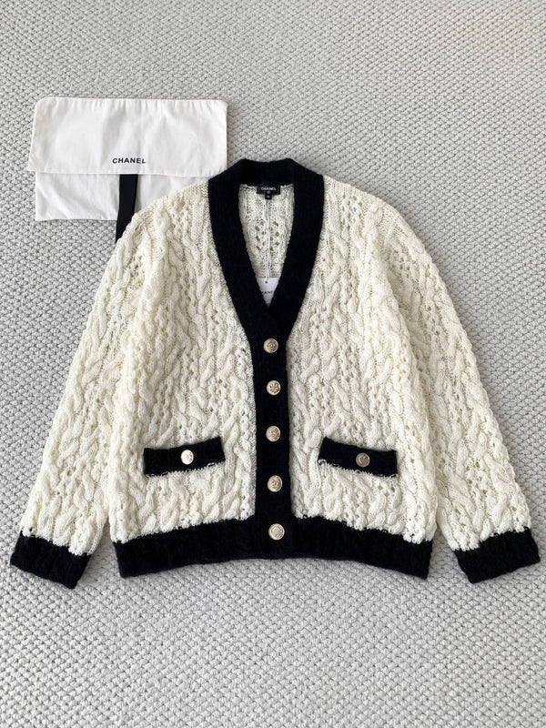 Exquisite button soft and loose contrasting color knitted sweater