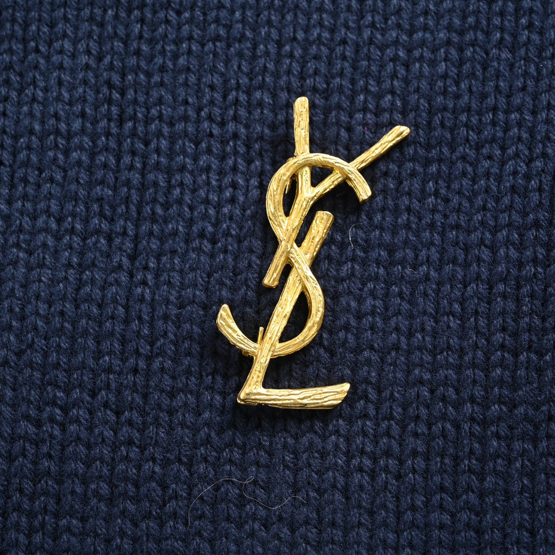 Brooch ruined crew neck sweater