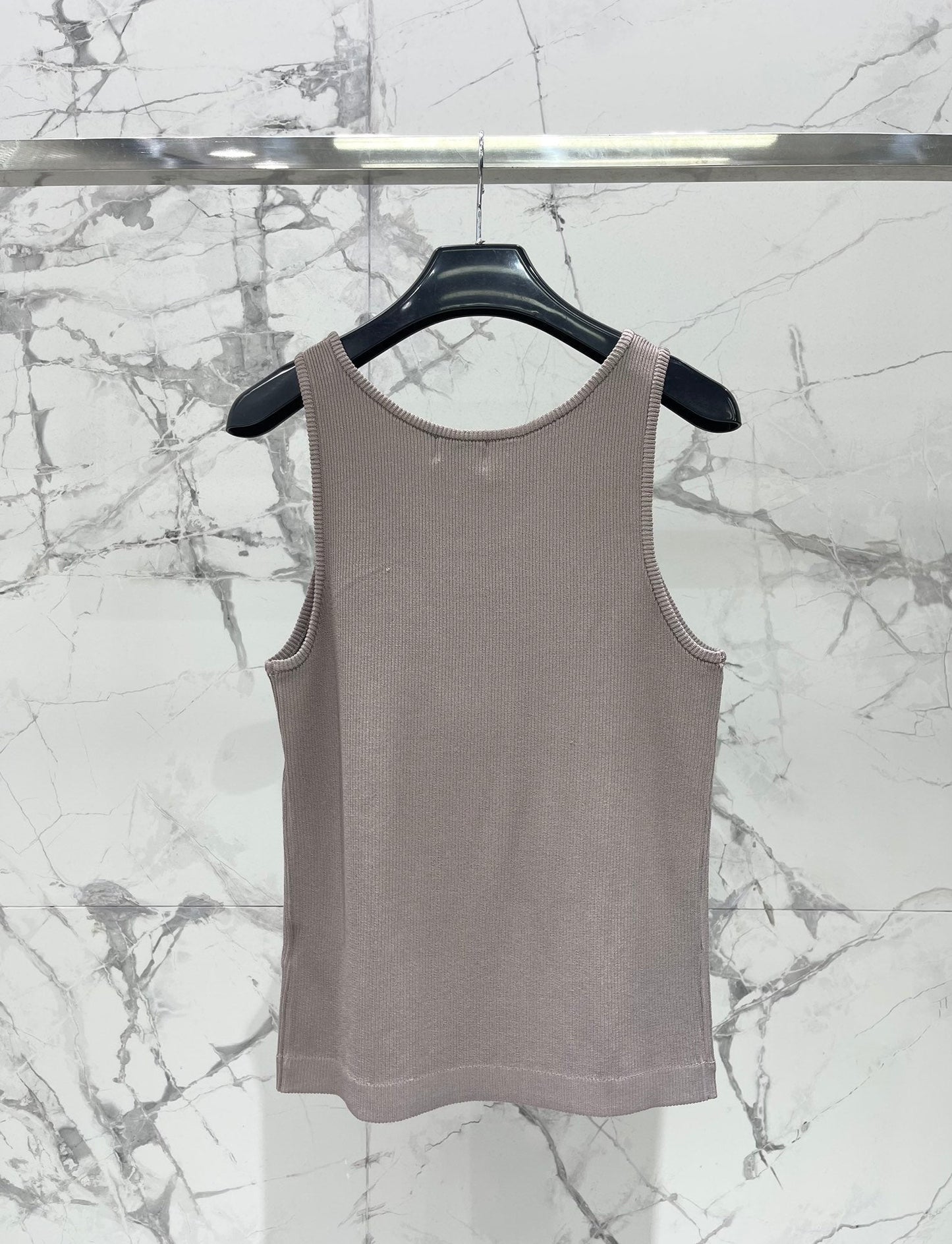 U-neck seamless one-piece knitted vest