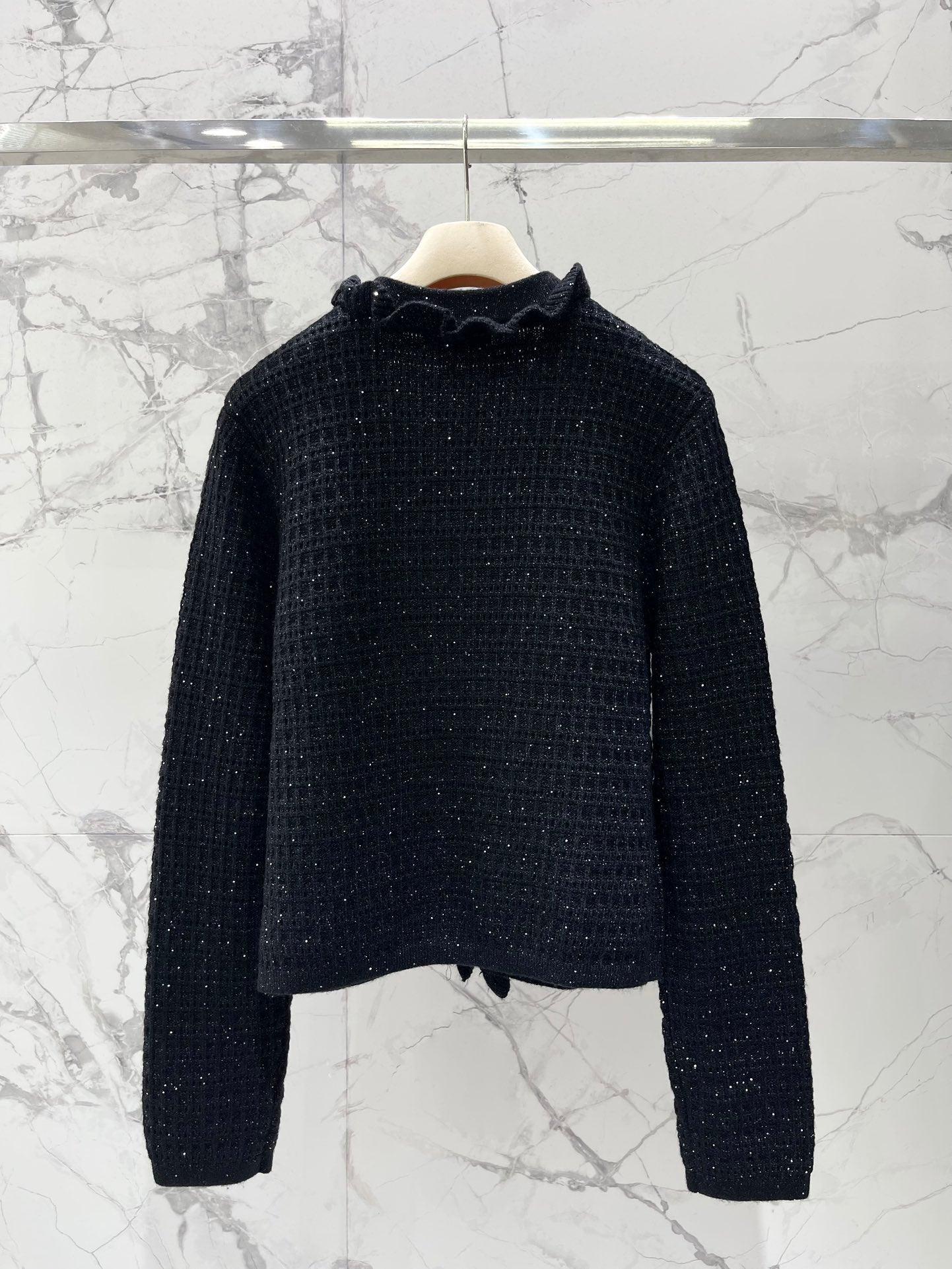 Double-pocket ruffled V-neck knit cardigan