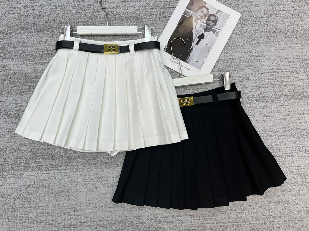 New style pleated skirt with belt.