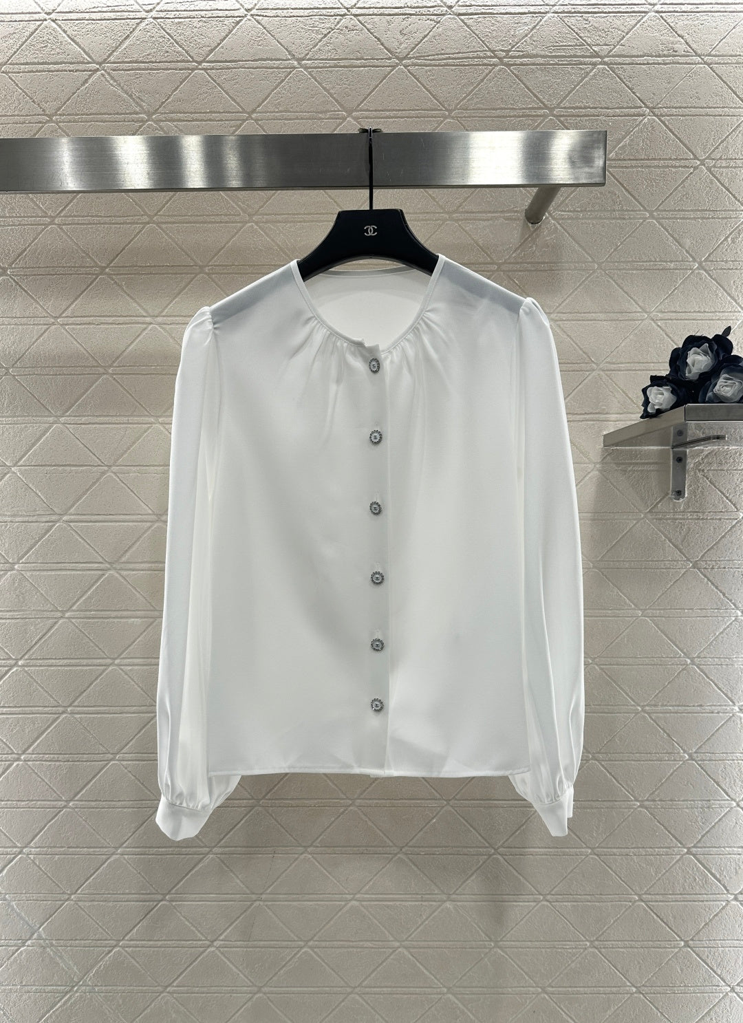 Round-neck puff-sleeved shirt