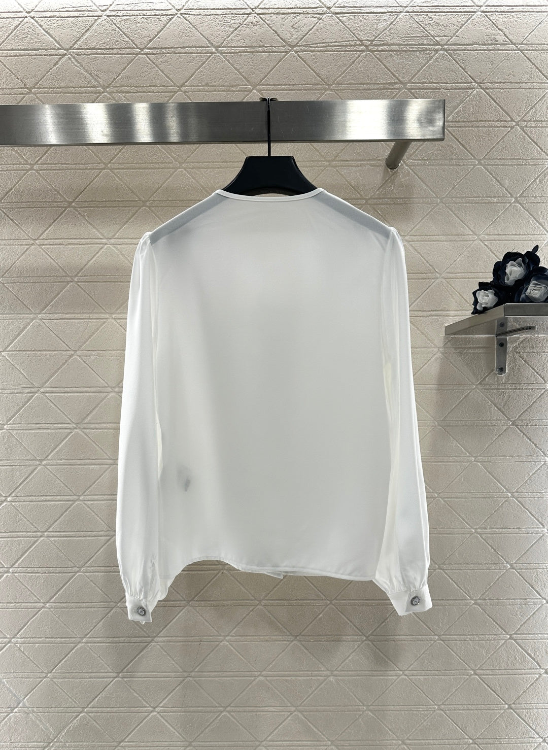 Round-neck puff-sleeved shirt