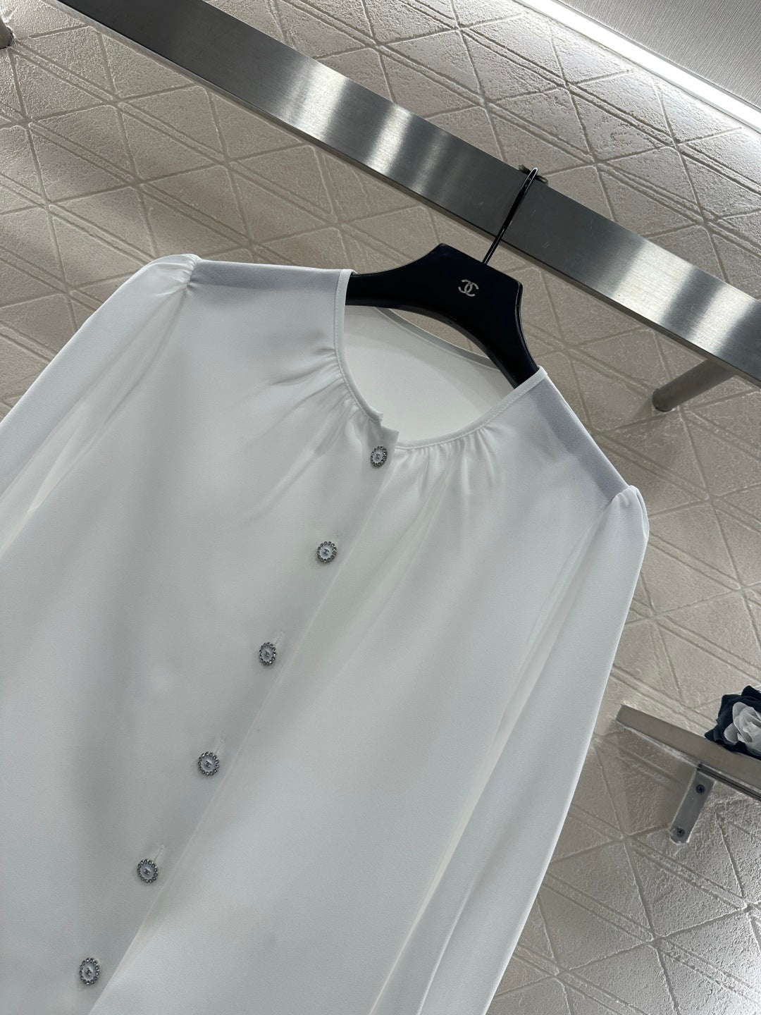 Round-neck puff-sleeved shirt