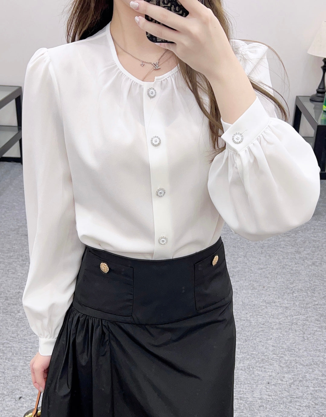 Round-neck puff-sleeved shirt
