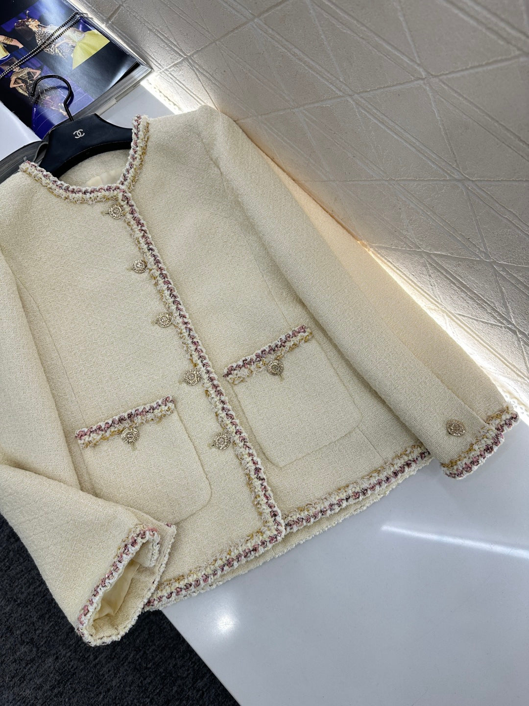 Round-neck jacket with binding trim