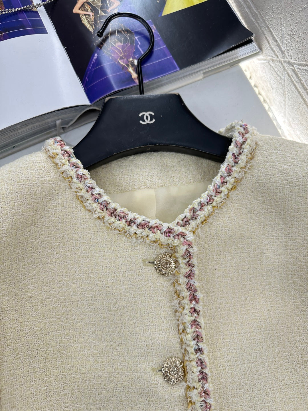 Round-neck jacket with binding trim