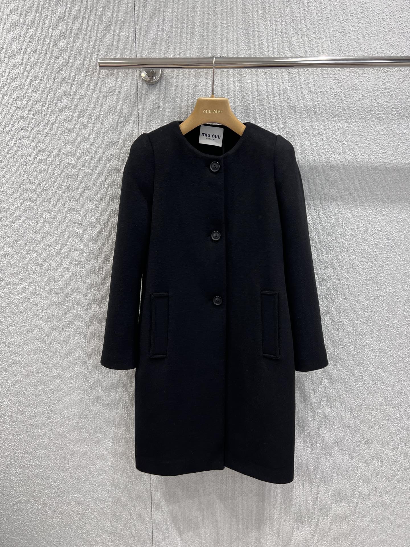 Single-brebreasted round-neck wool coat