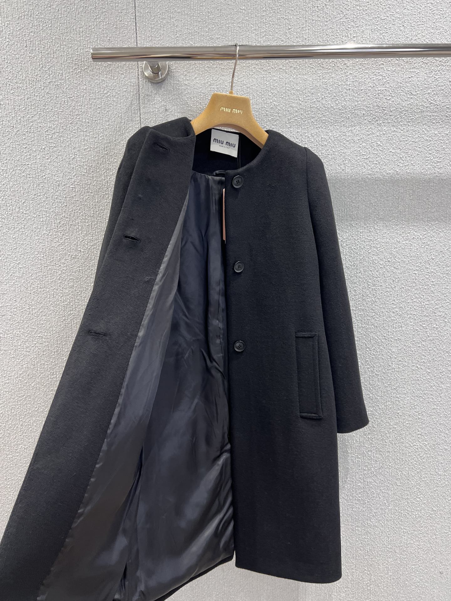 Single-brebreasted round-neck wool coat