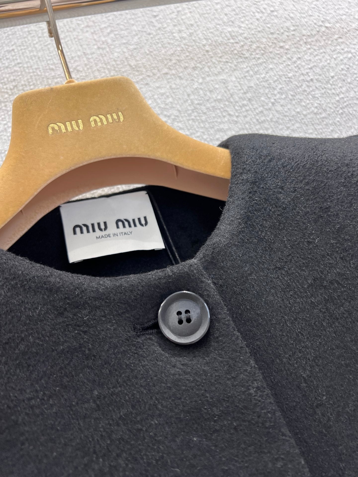 Single-brebreasted round-neck wool coat