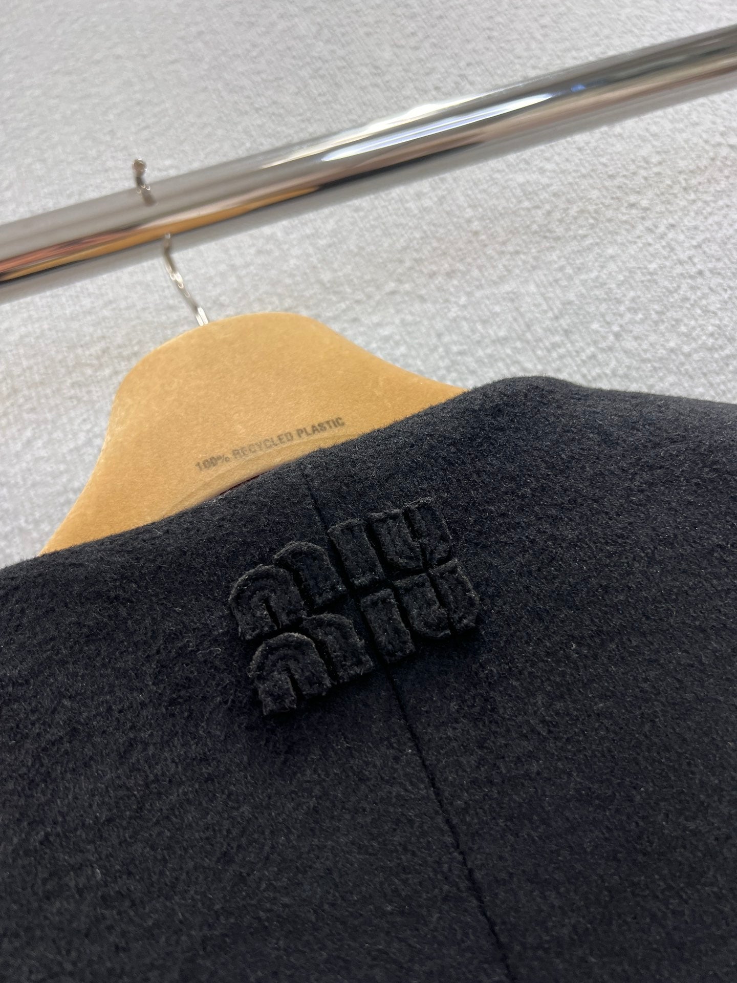 Single-brebreasted round-neck wool coat
