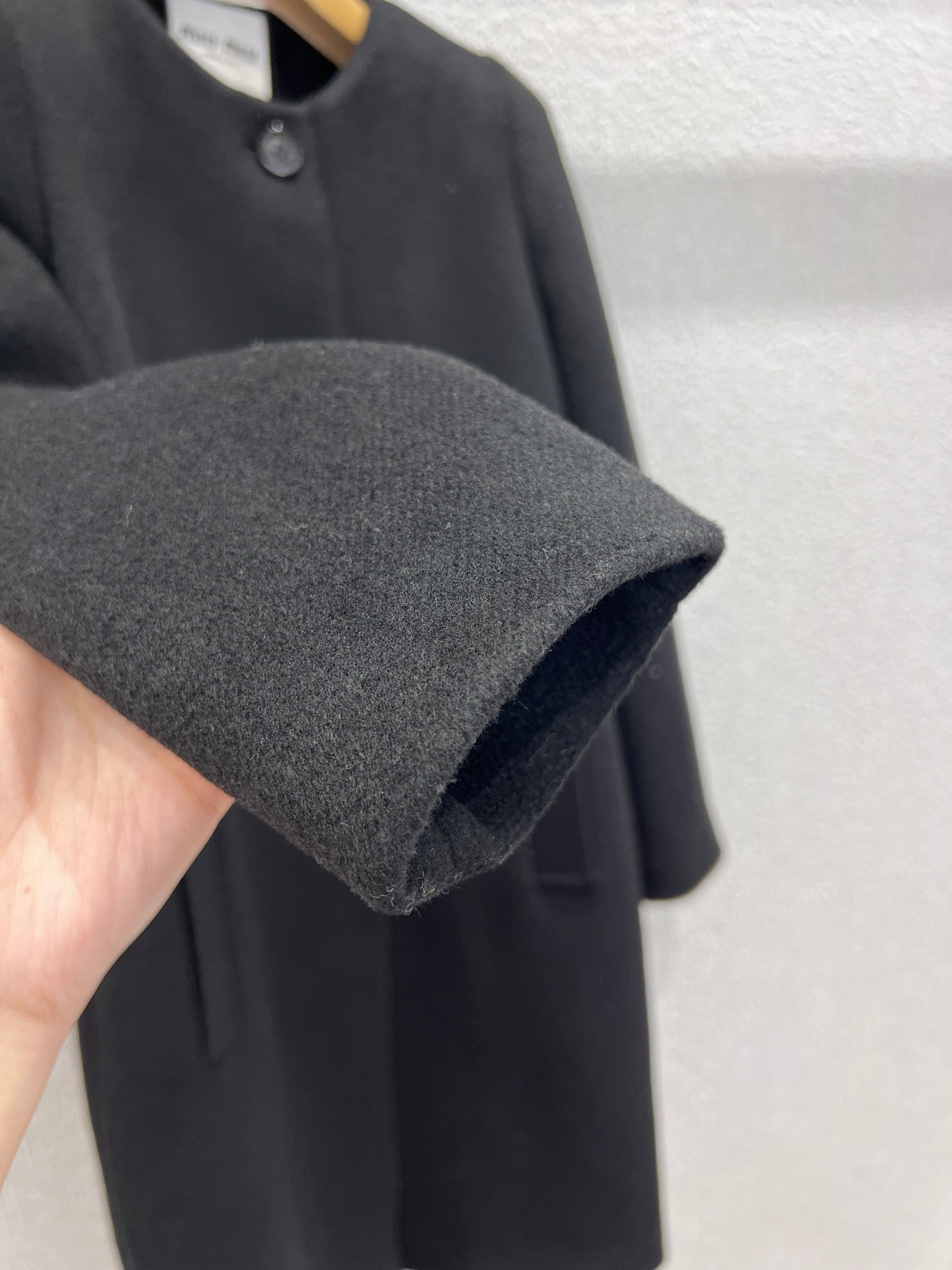 Single-brebreasted round-neck wool coat