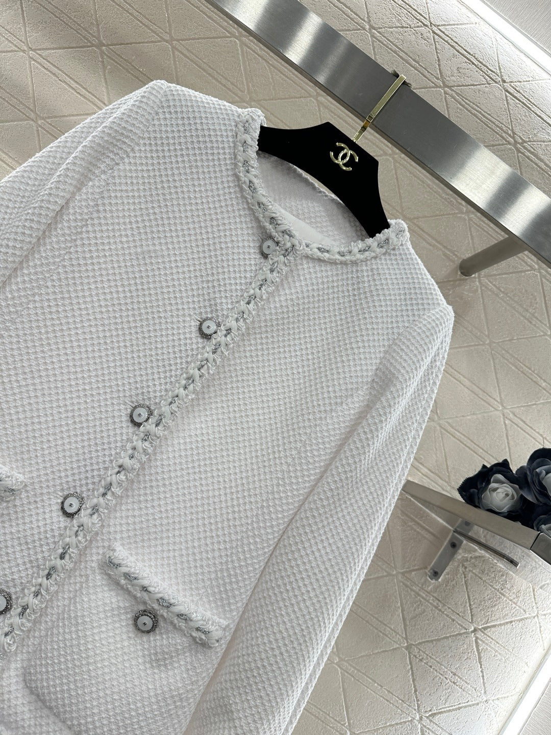 Round-neck jacket with binding trim