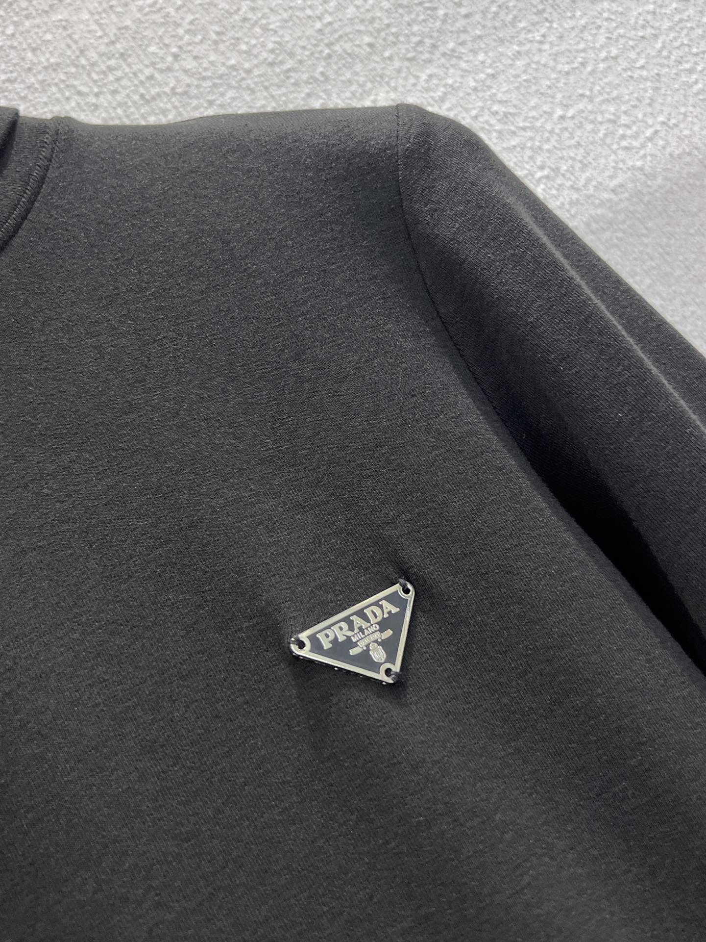 Triangular logo high-neck long-sleeved base layer shirt