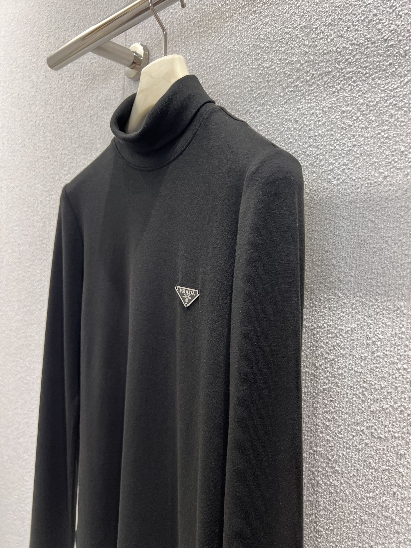 Triangular logo high-neck long-sleeved base layer shirt