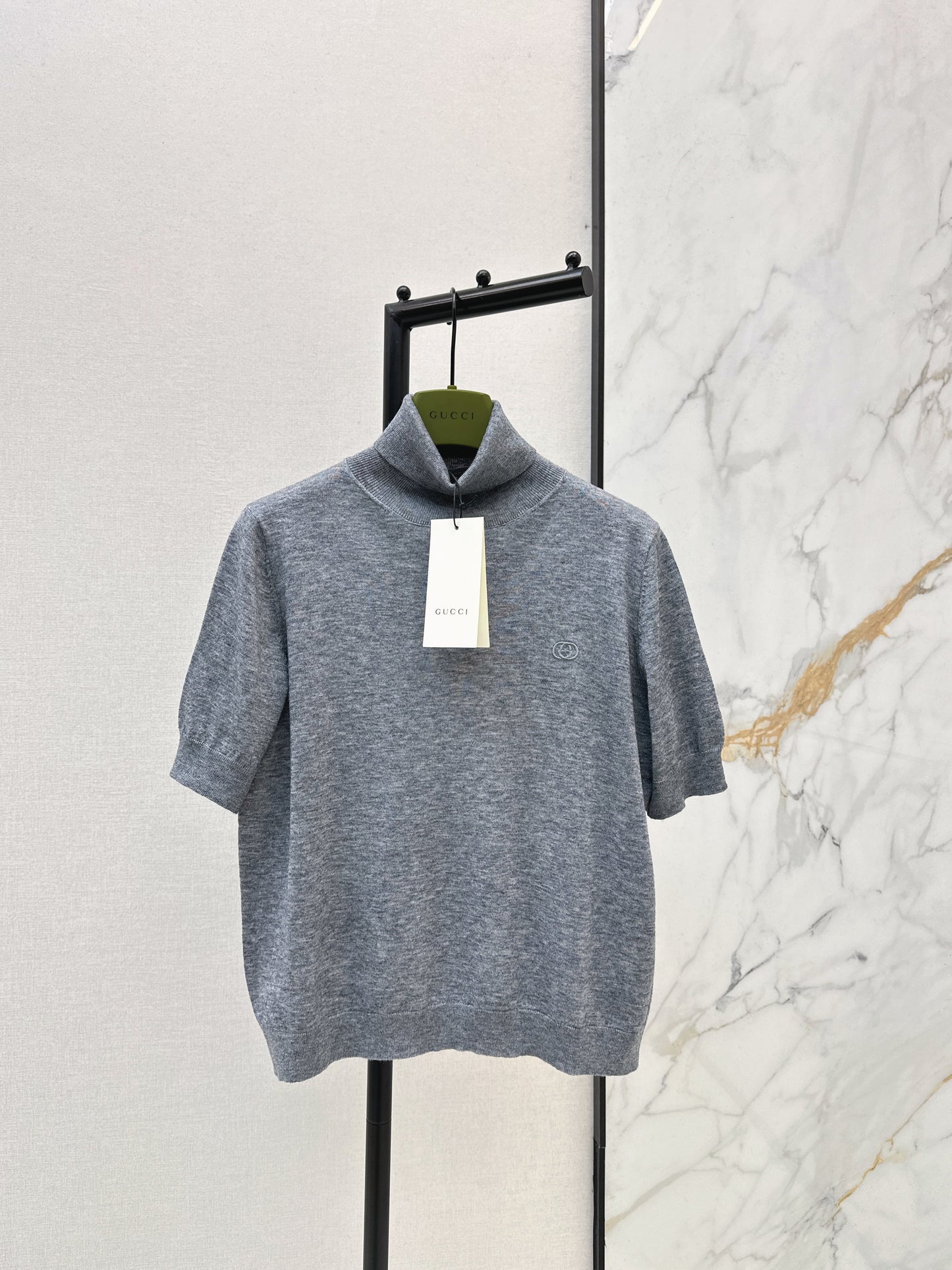 New short-sleeved knitted shirt
