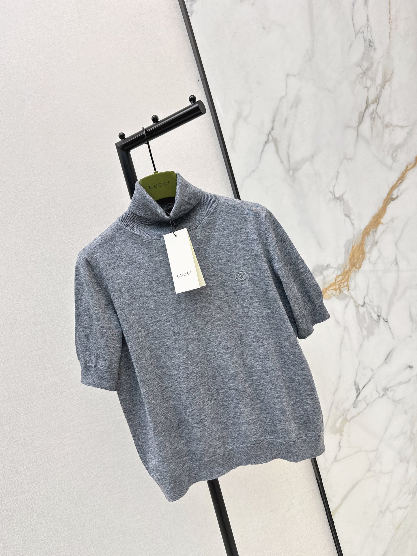 New short-sleeved knitted shirt