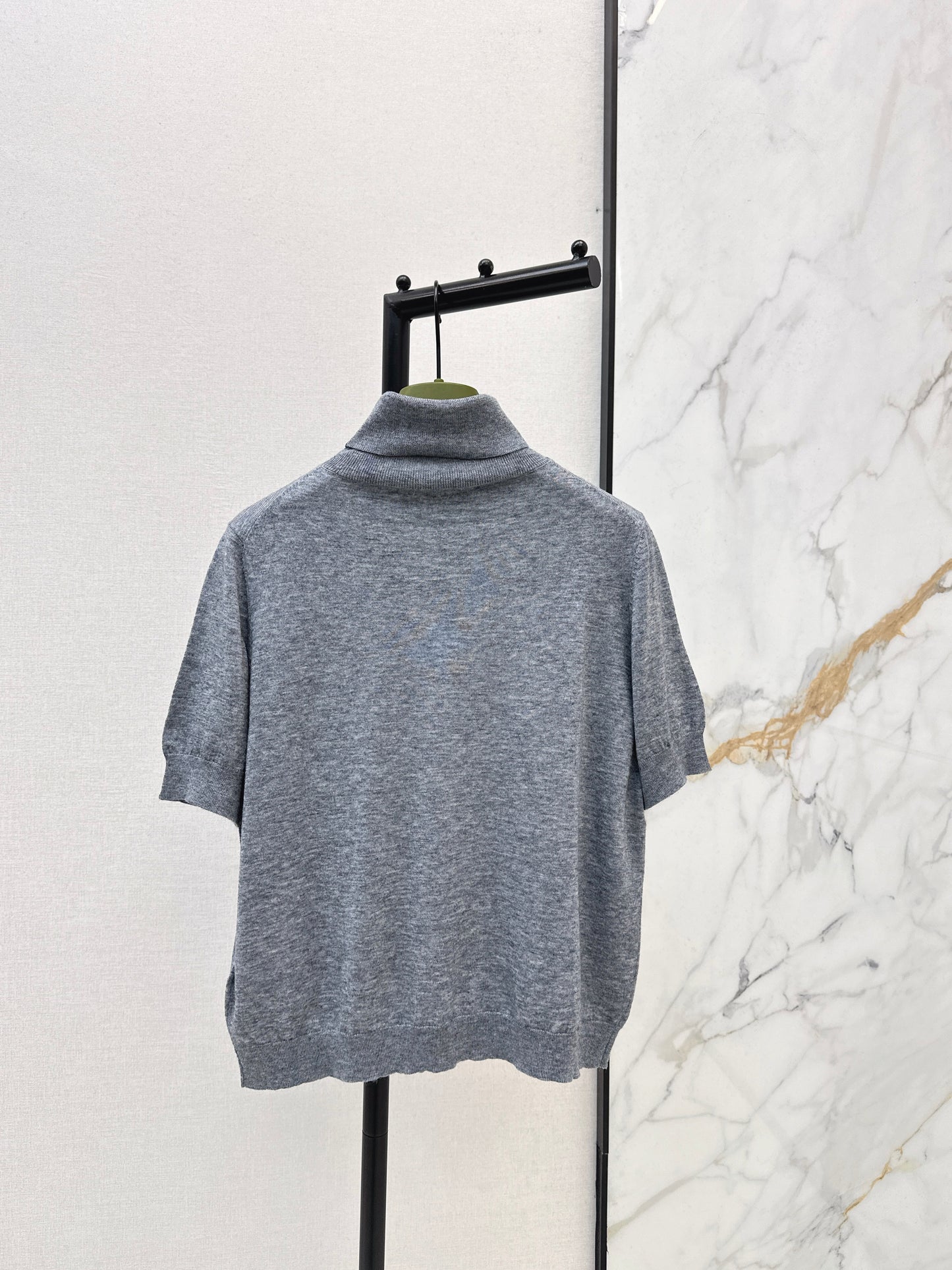 New short-sleeved knitted shirt