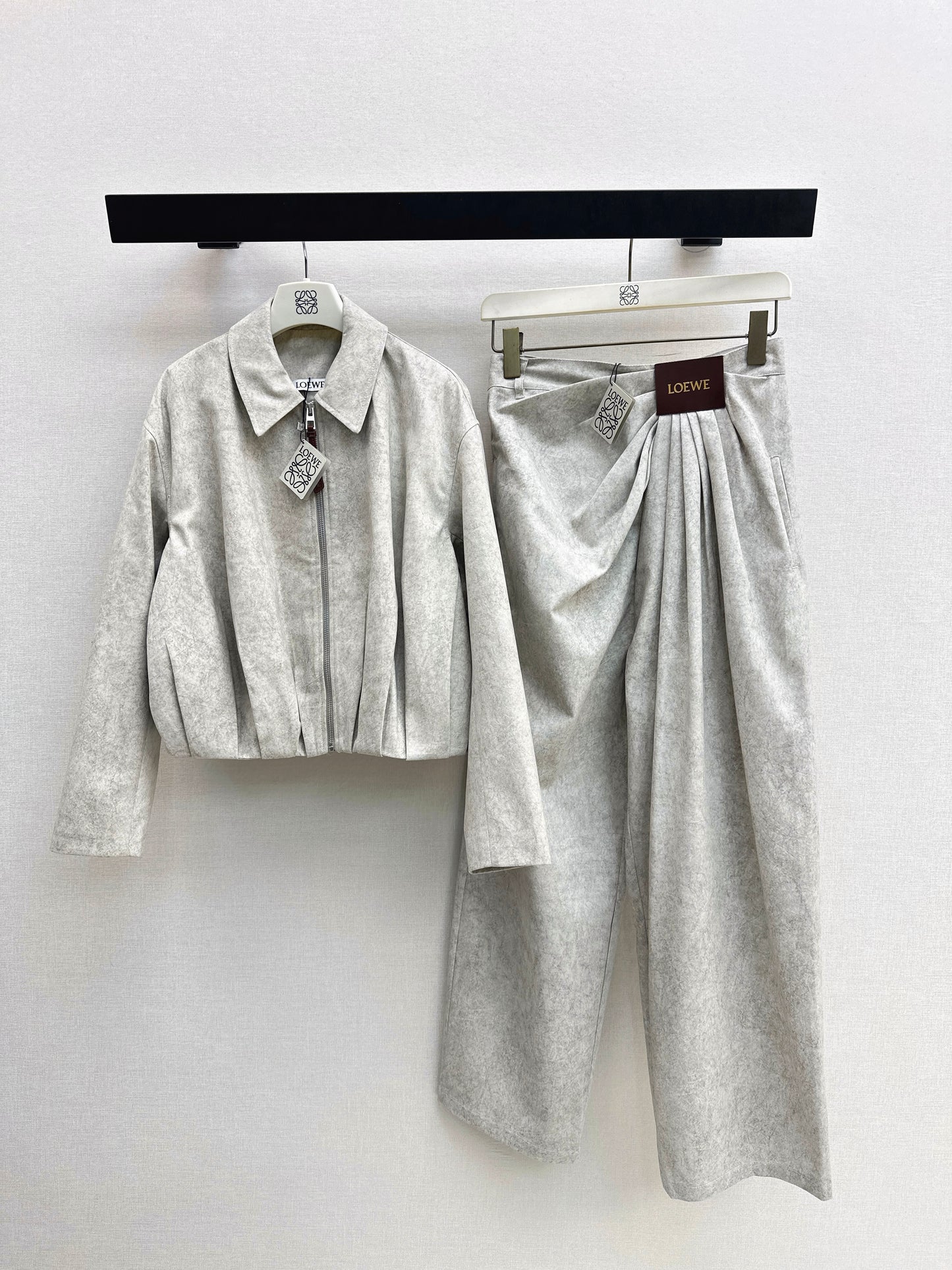 The latest pleated jacket and pleated trousers