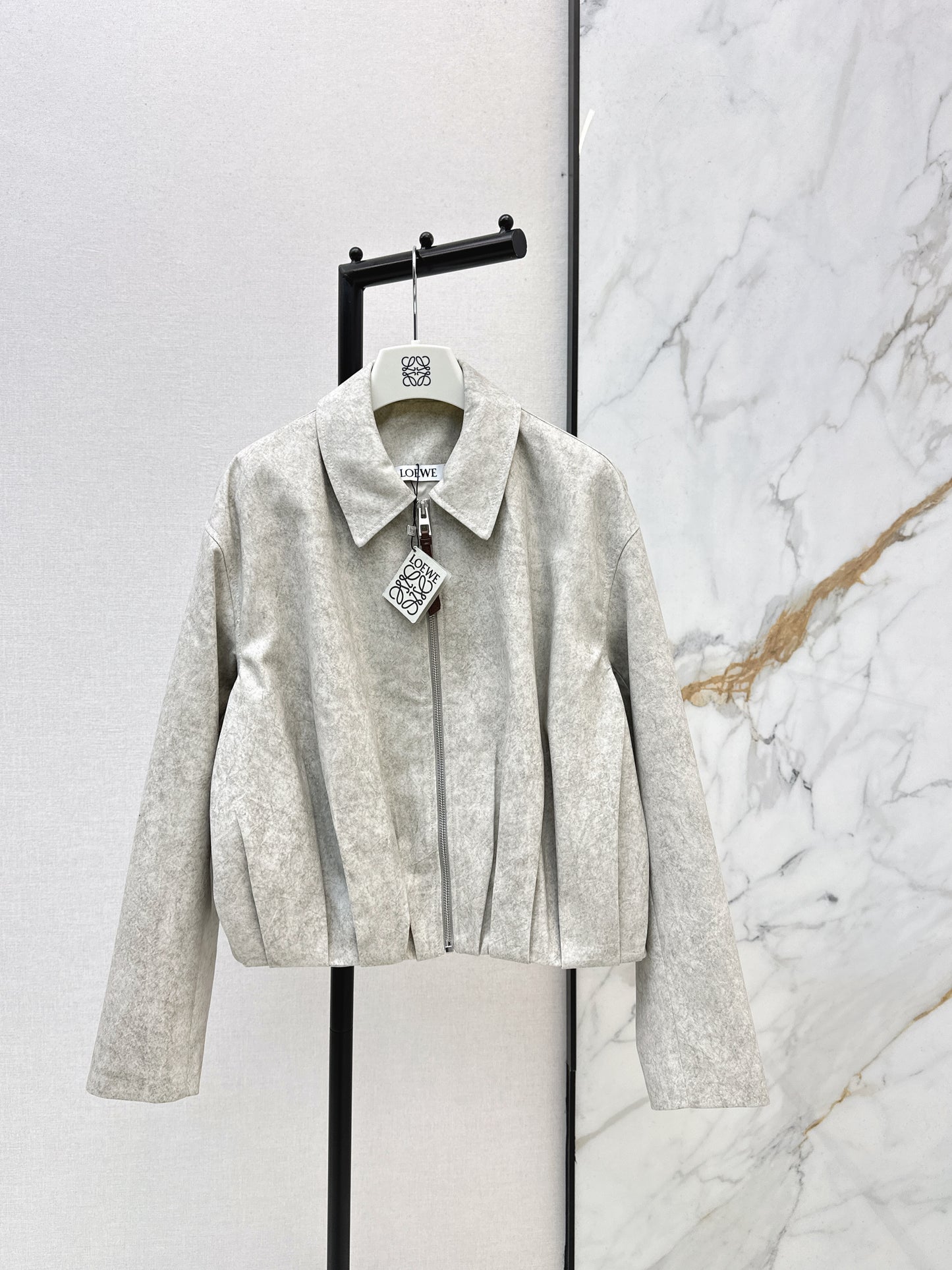The latest pleated jacket and pleated trousers