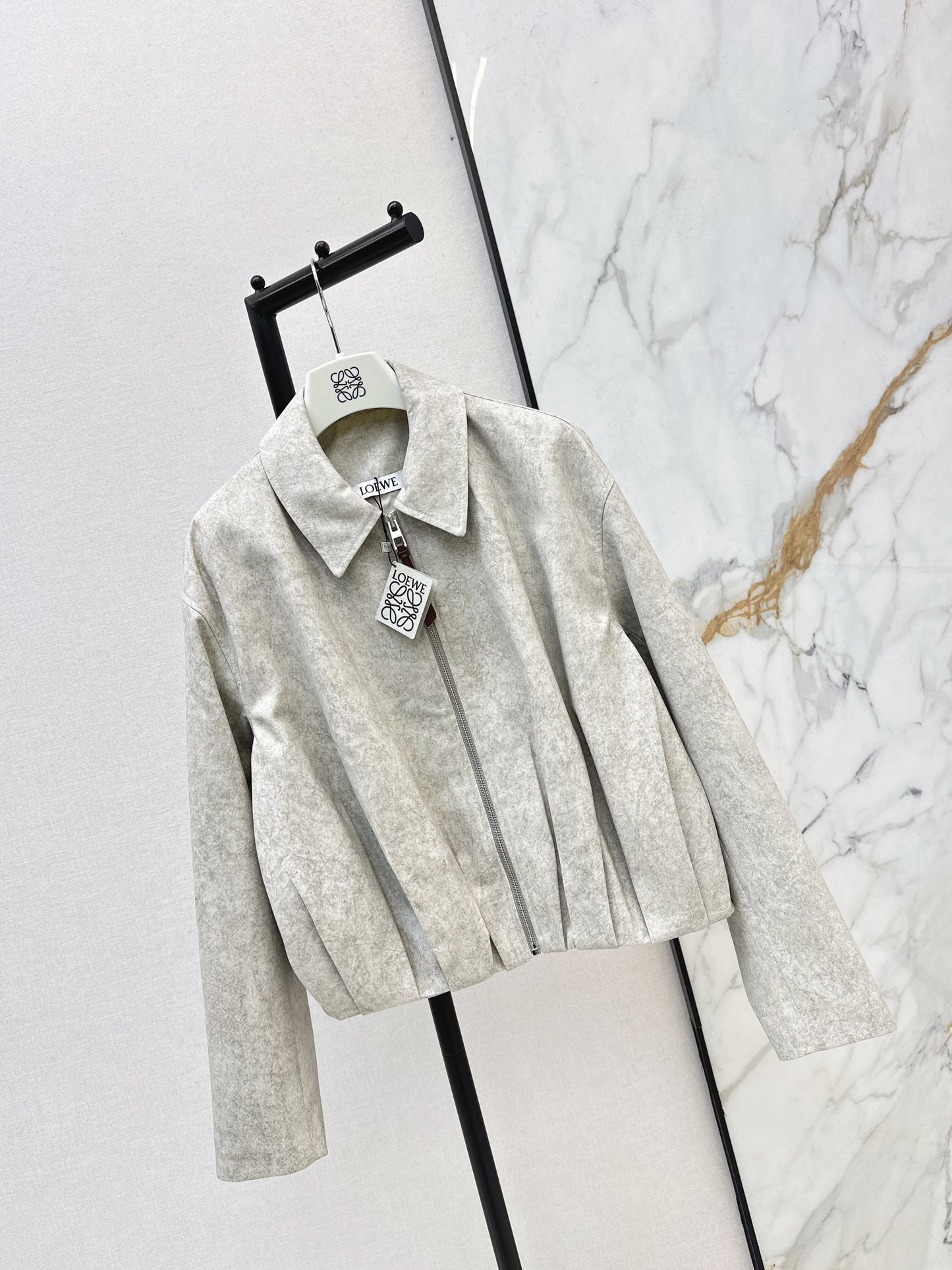 The latest pleated jacket and pleated trousers