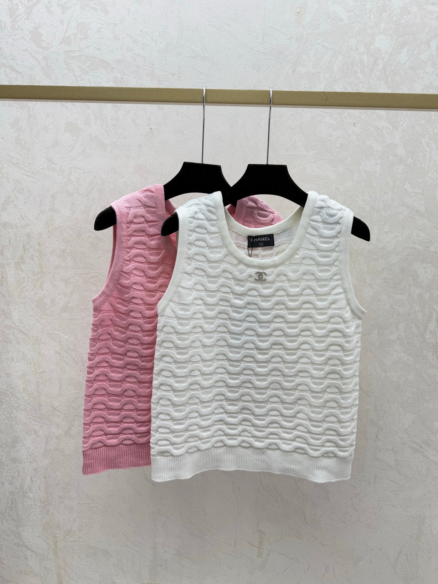 Solid color simple round neck knitted vest