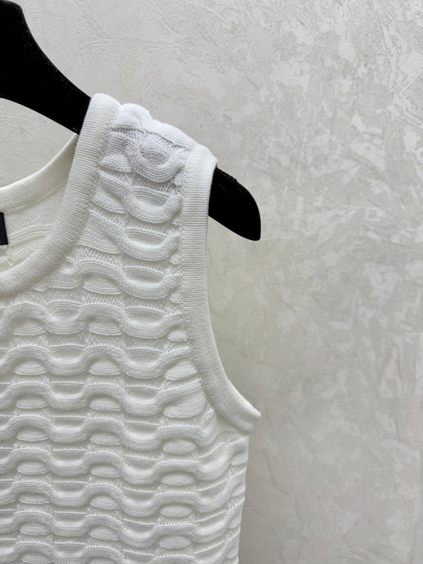 Solid color simple round neck knitted vest