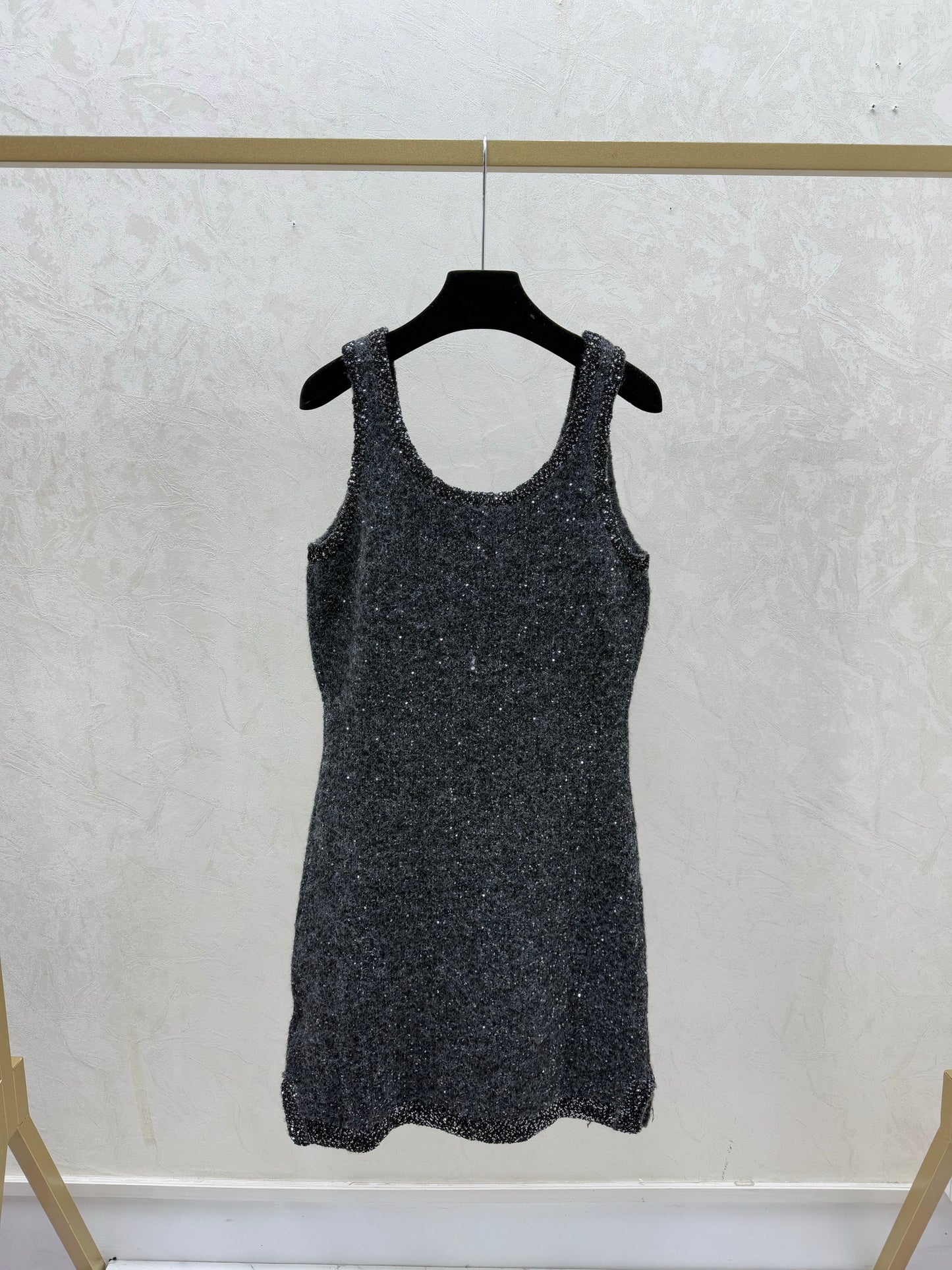 26. Solid-colored sequined knitted vest dress