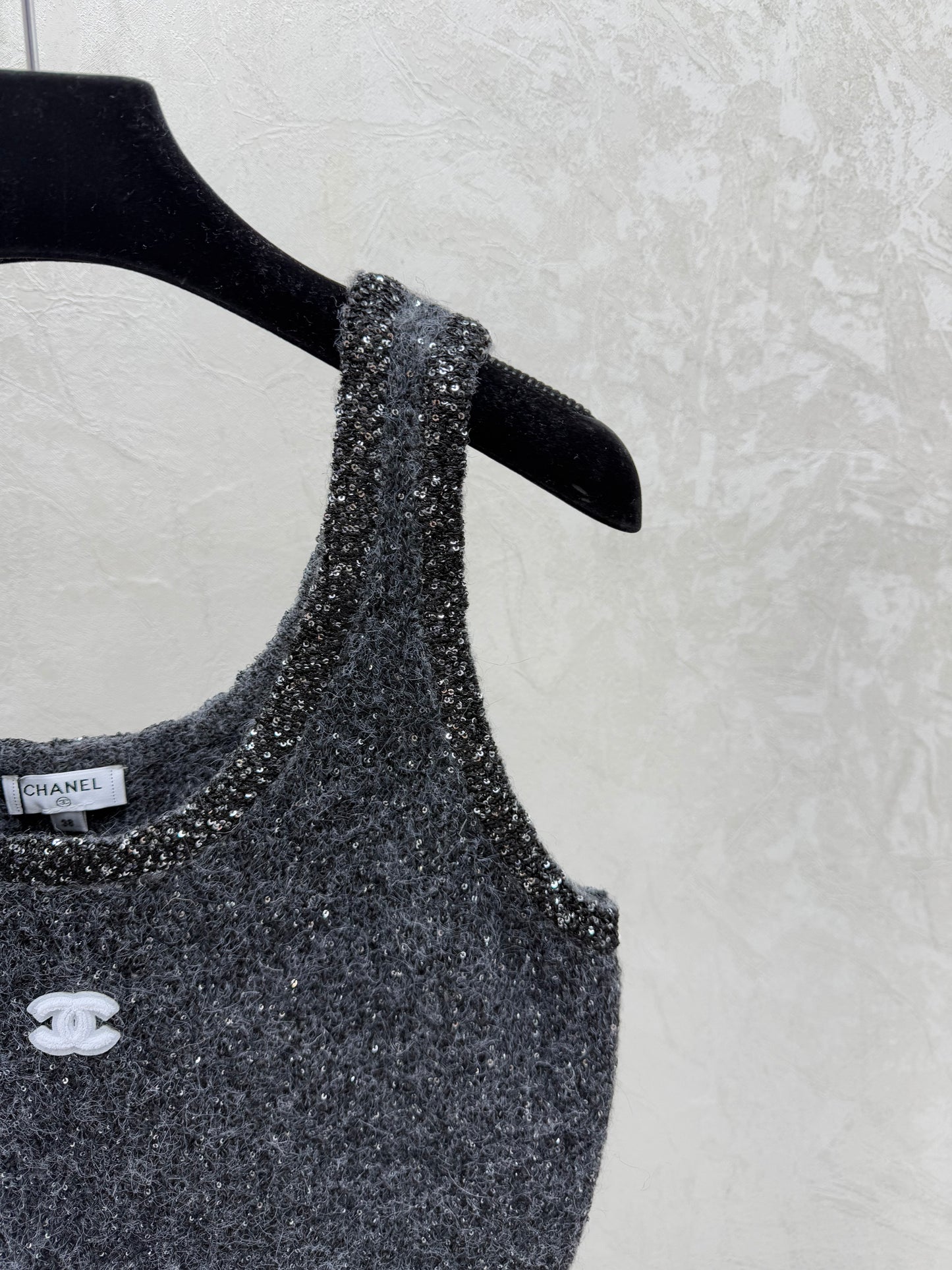 26. Solid-colored sequined knitted vest dress