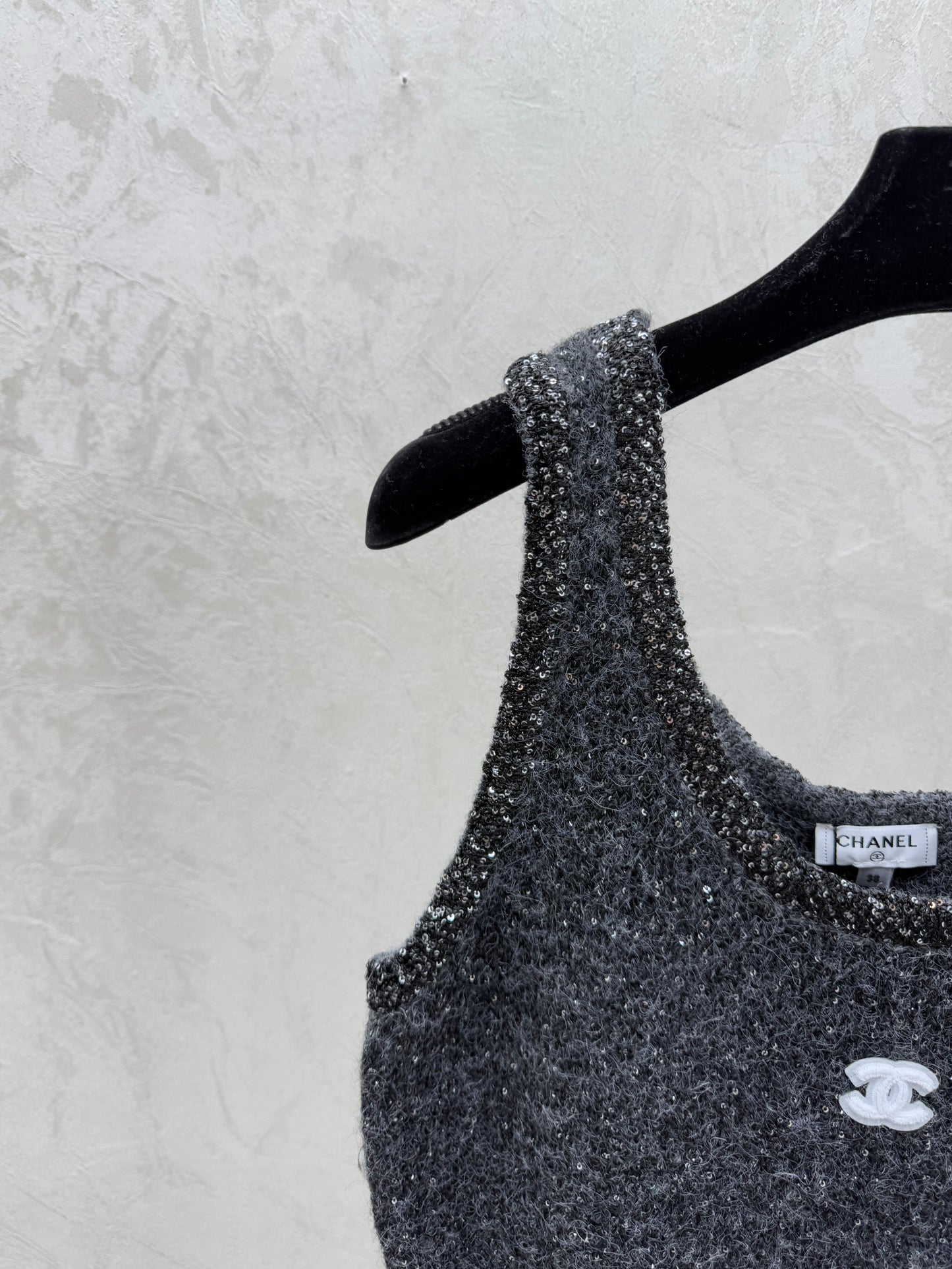 26. Solid-colored sequined knitted vest dress