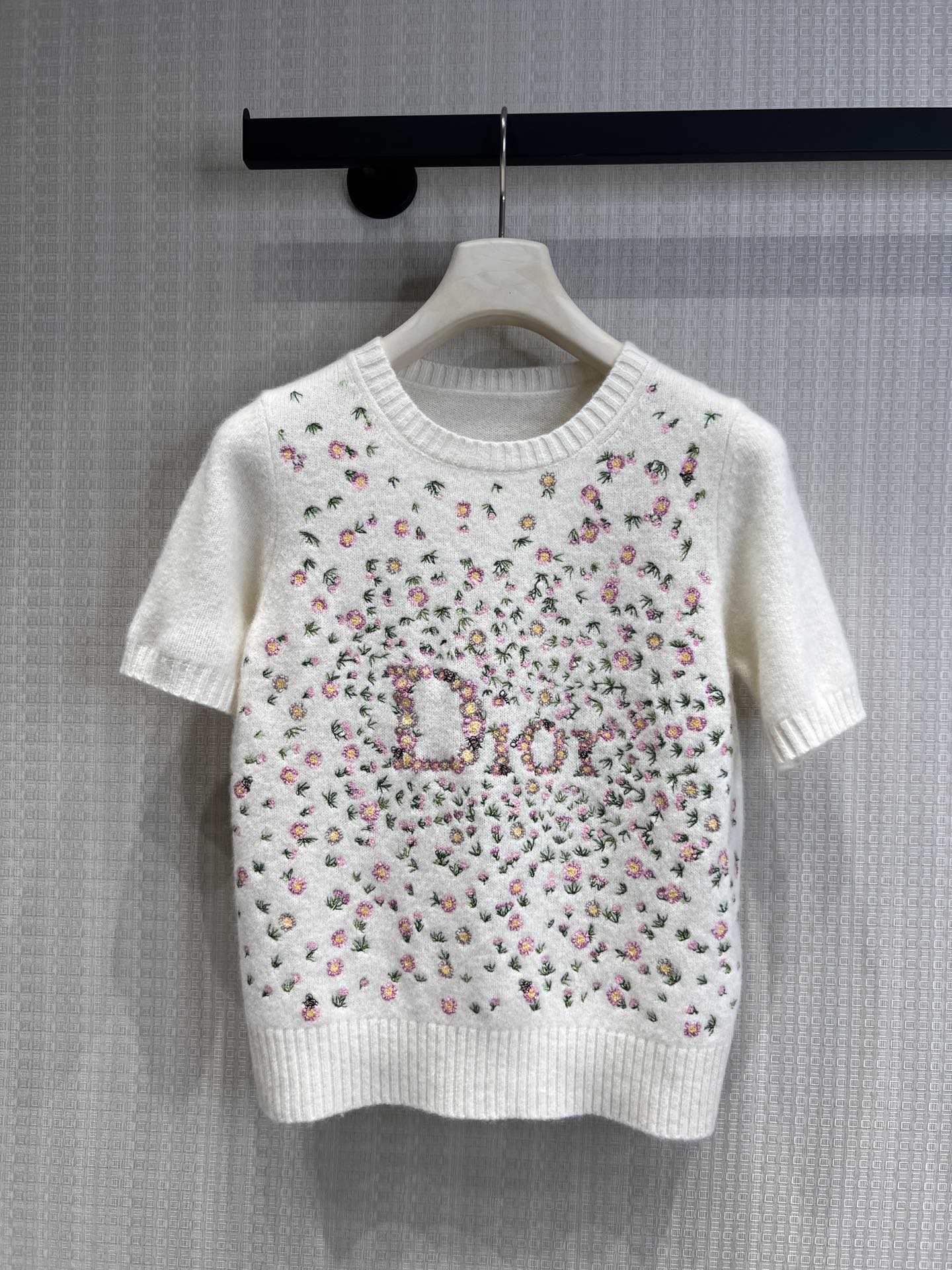 26 New Floral Embroidered Short-Sleeve Knit Top