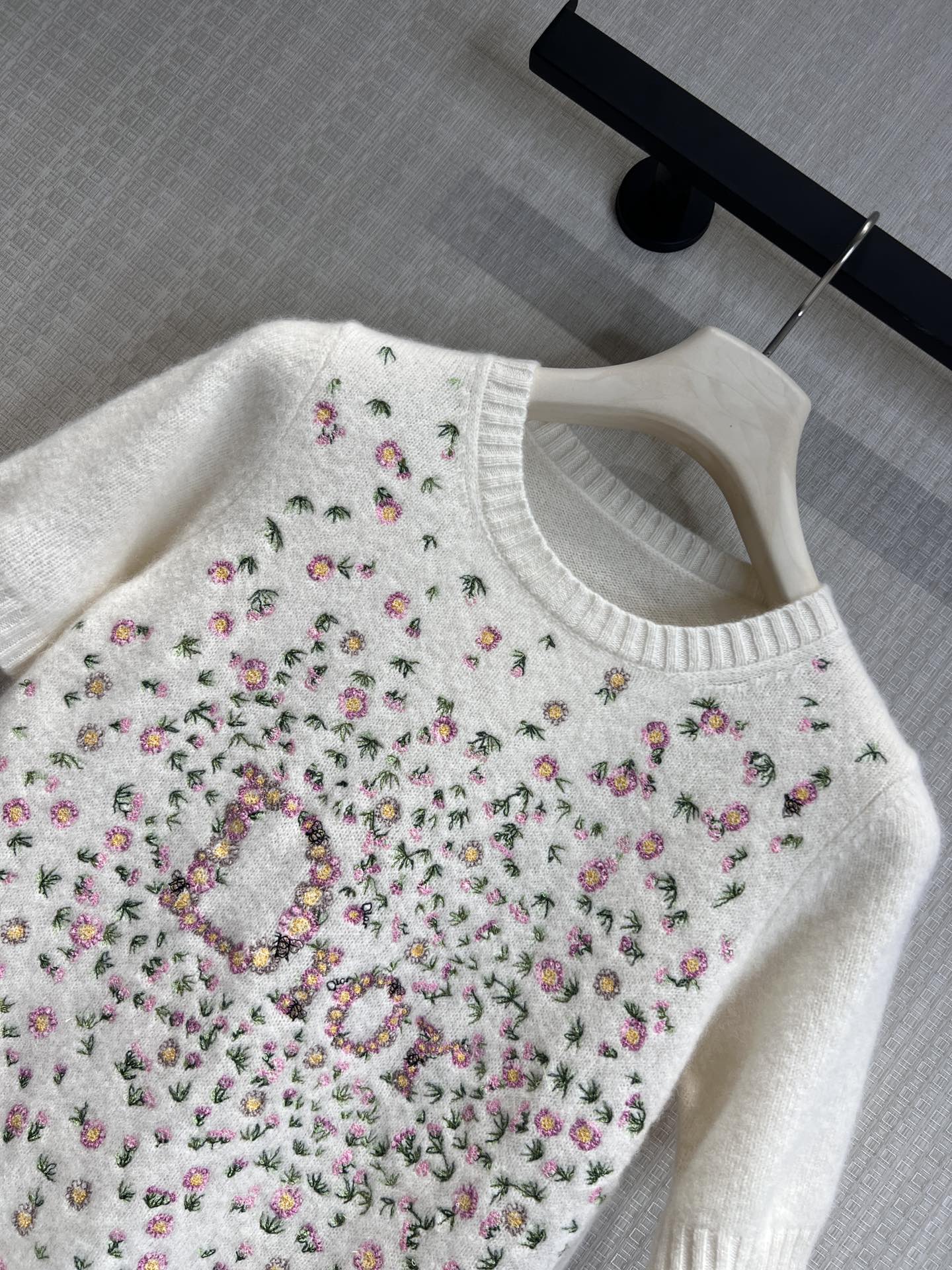 26 New Floral Embroidered Short-Sleeve Knit Top