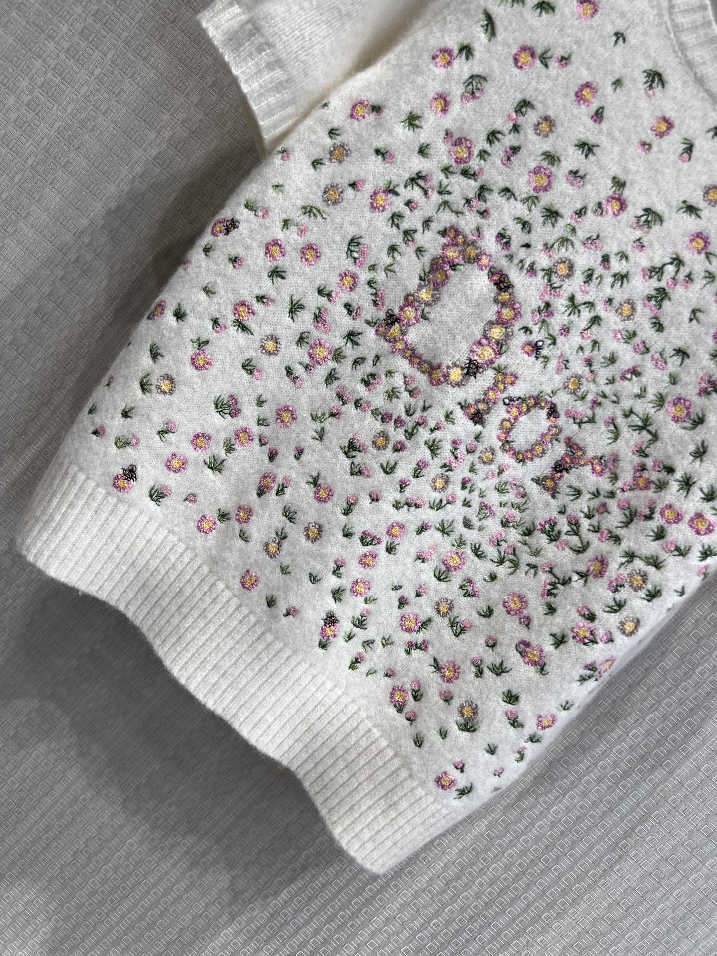 26 New Floral Embroidered Short-Sleeve Knit Top