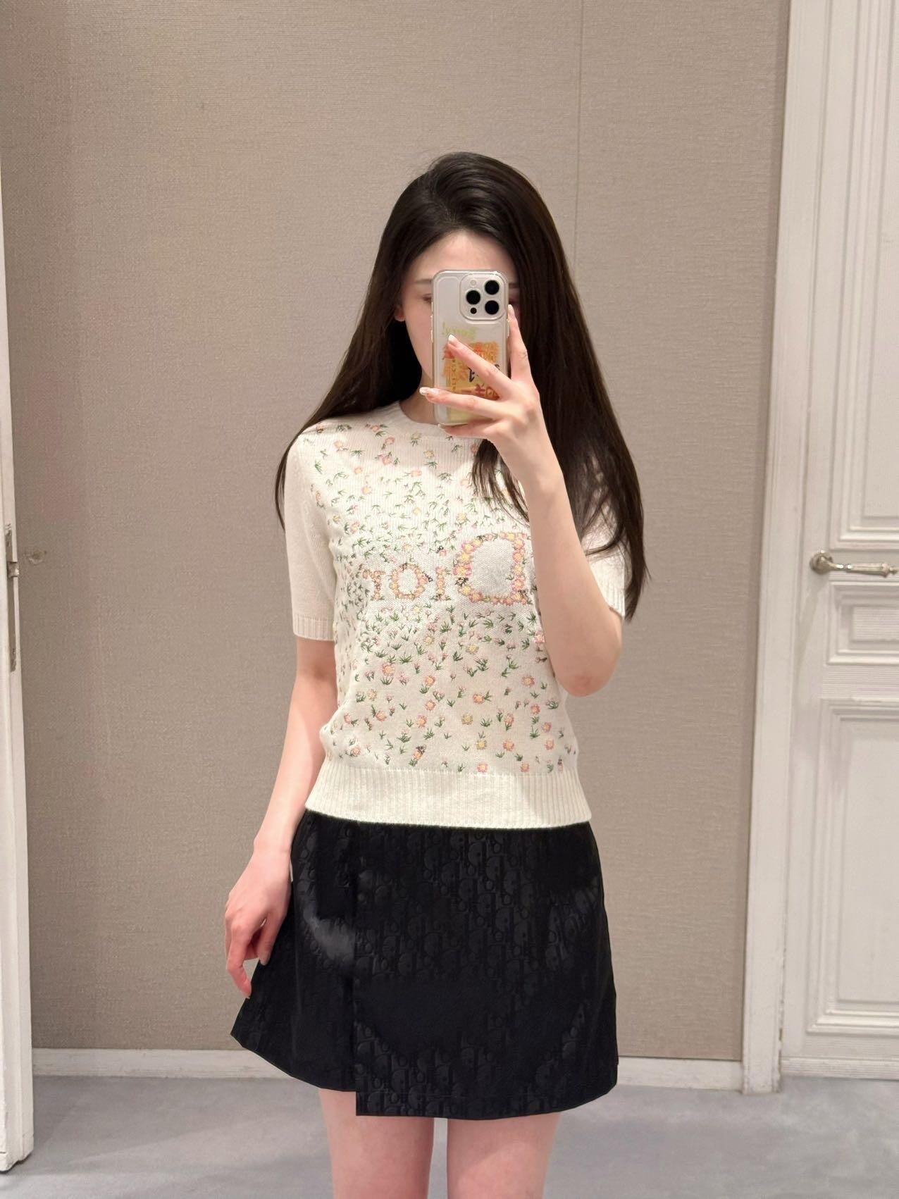 26 New Floral Embroidered Short-Sleeve Knit Top