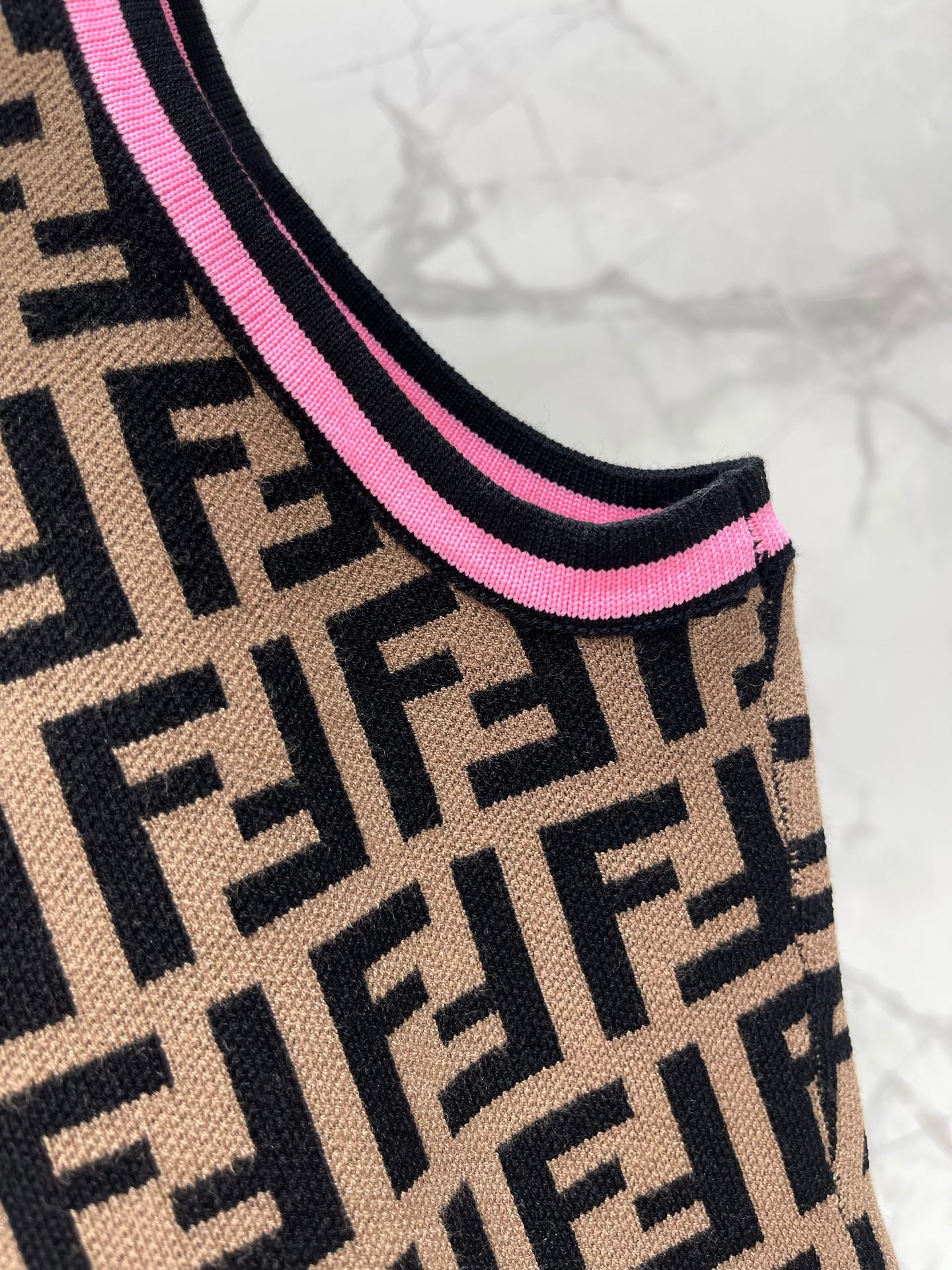 26 New Jacquard U-Neck Letter Vest