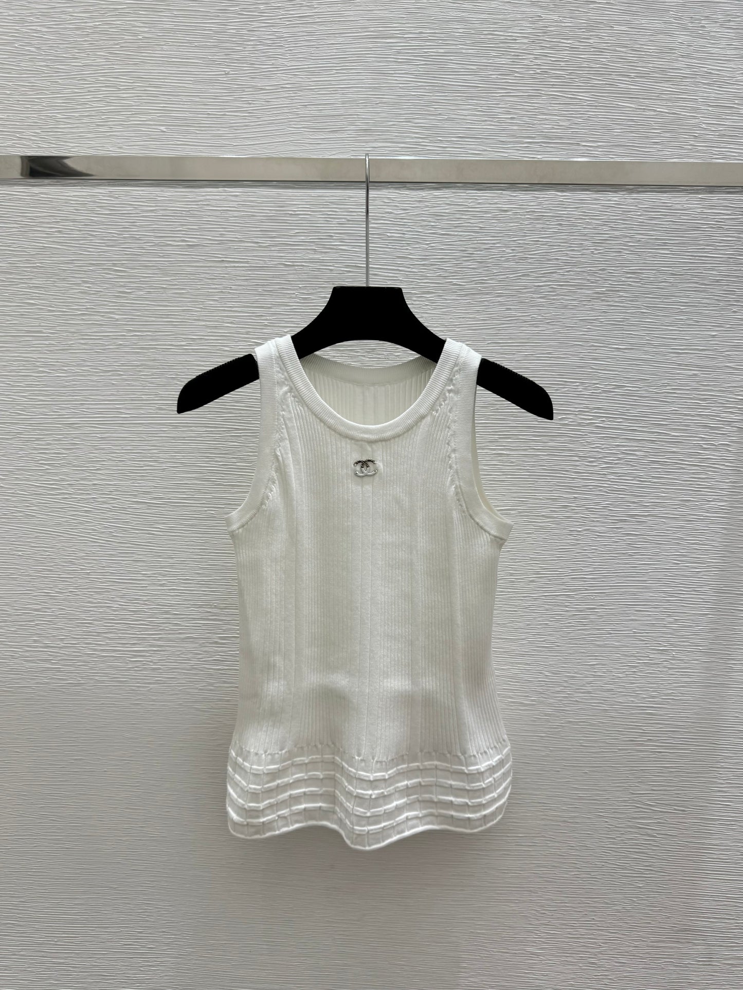 26. Simple Crew-Neck Knitted Vest