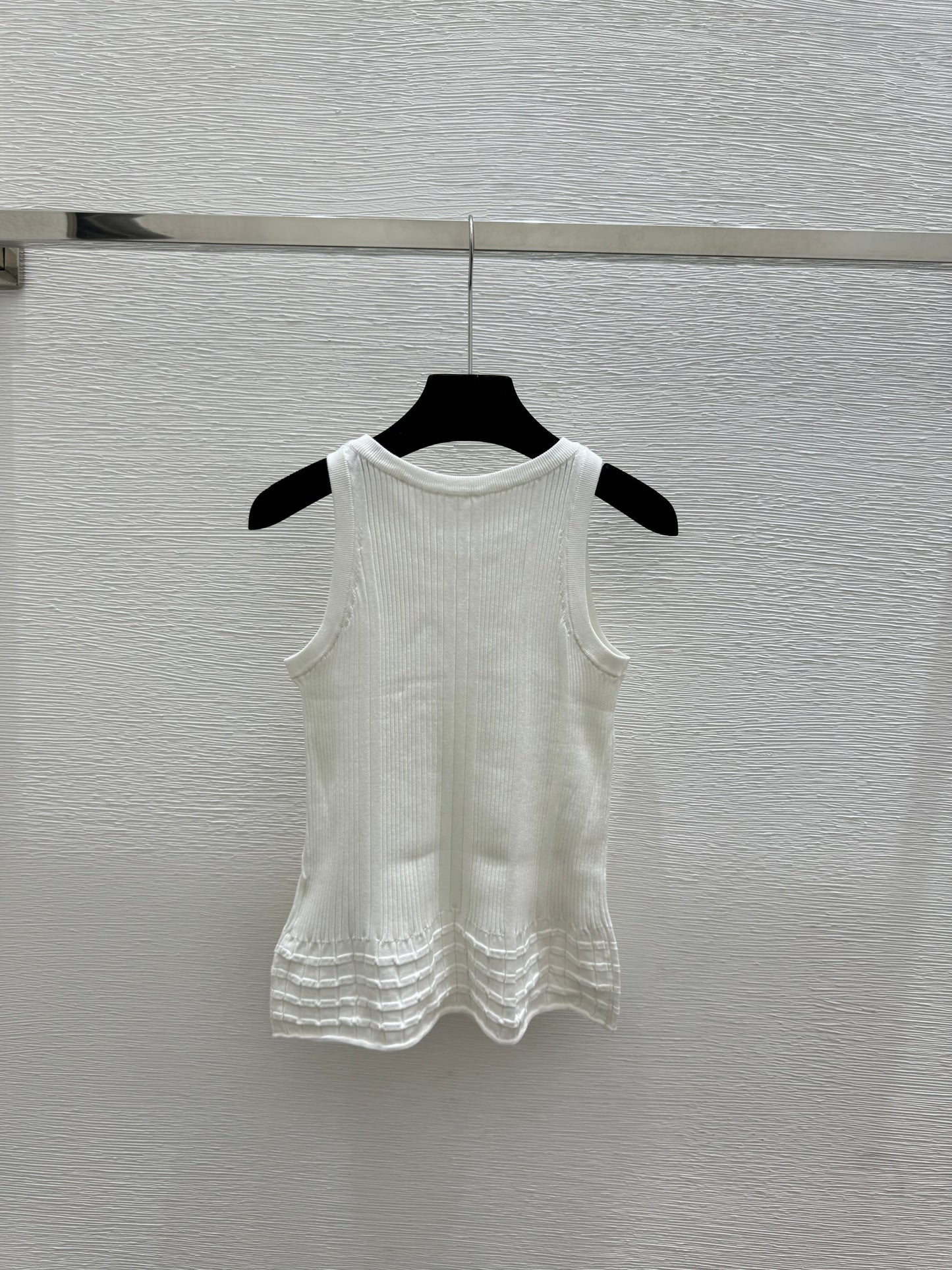 26. Simple Crew-Neck Knitted Vest