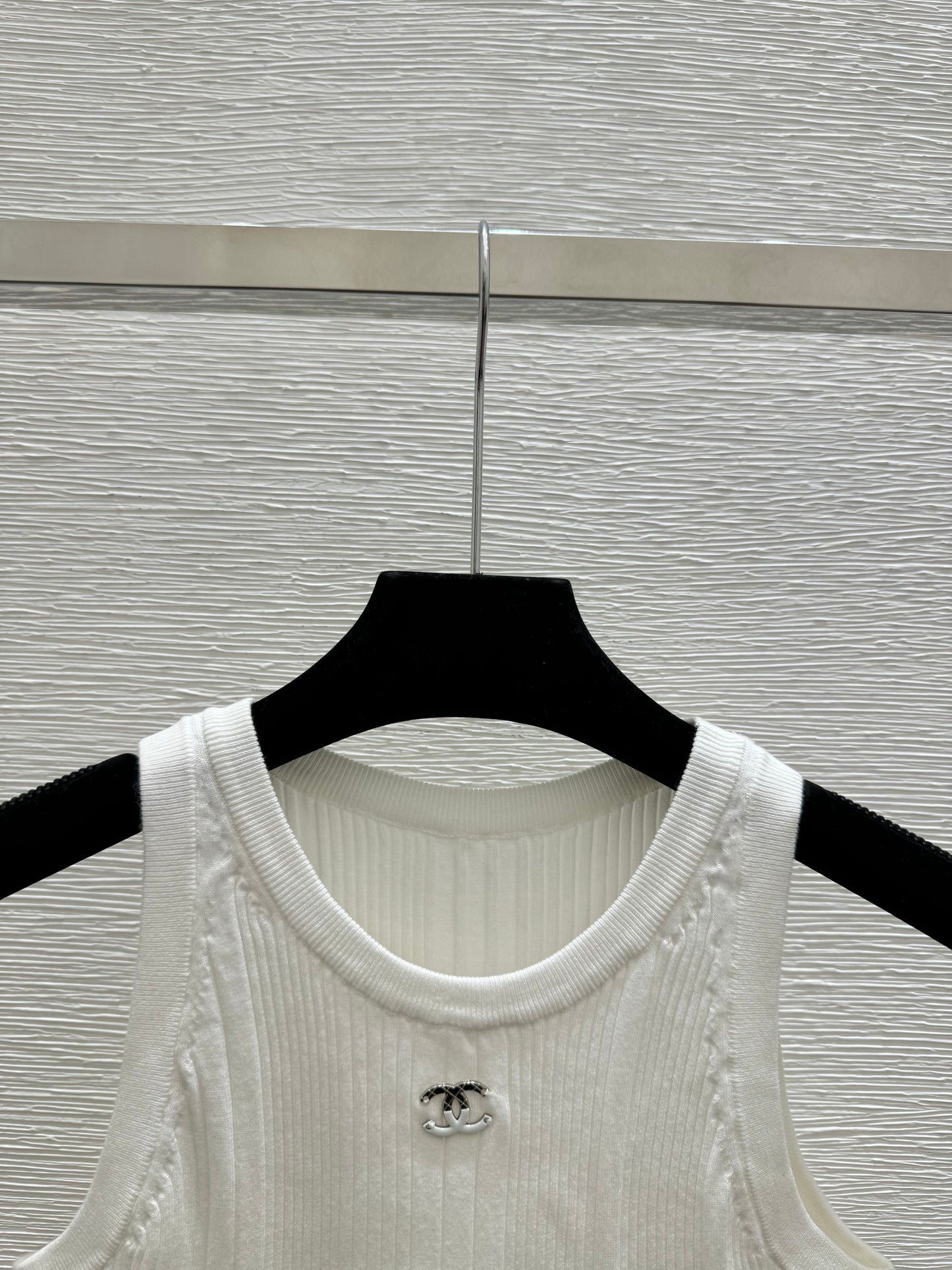 26. Simple Crew-Neck Knitted Vest