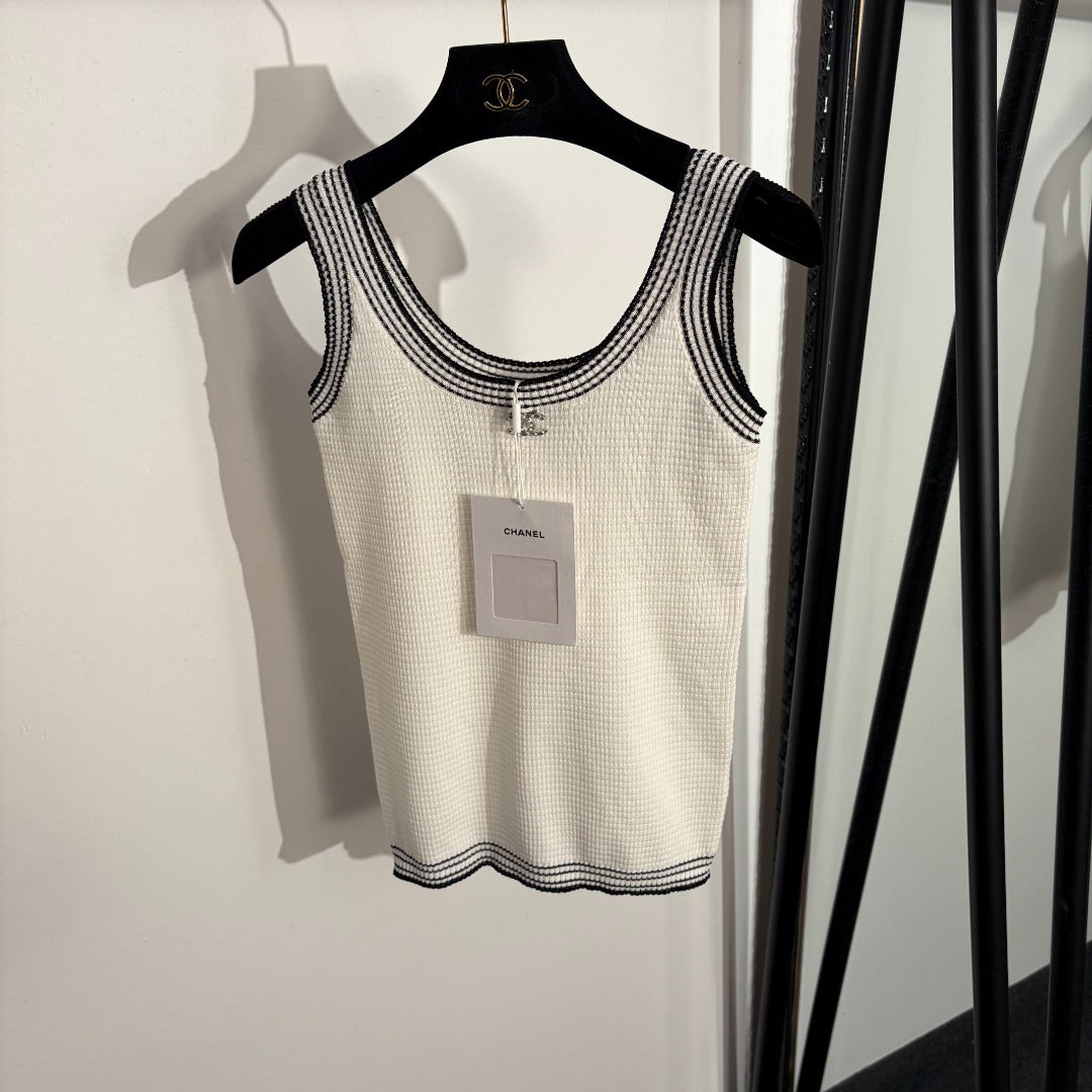 26 Color-block Knitted Vest with Brooch